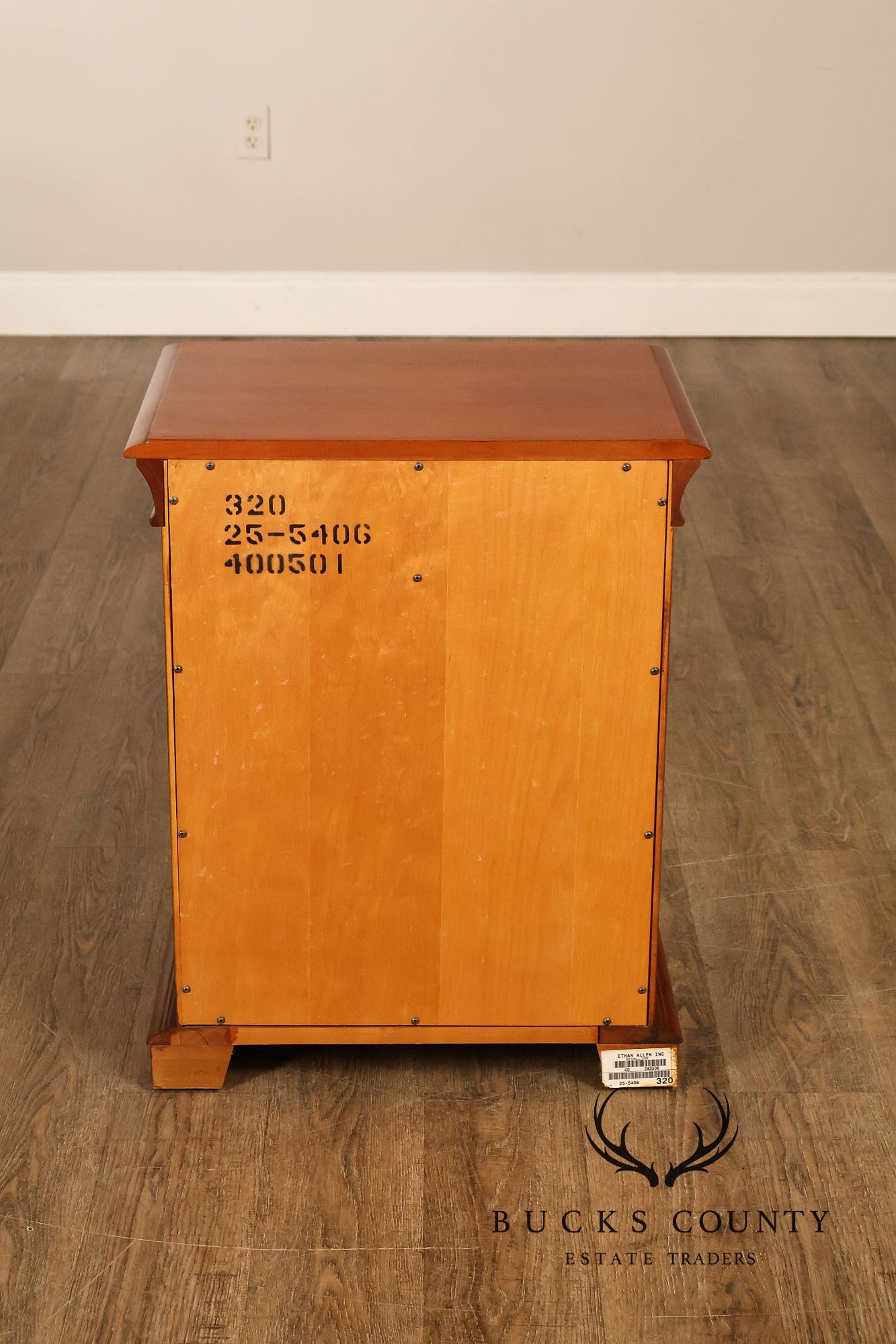 Ethan Allen 'Medallion' Pair of Cherry Bedside Cabinets Nightstands