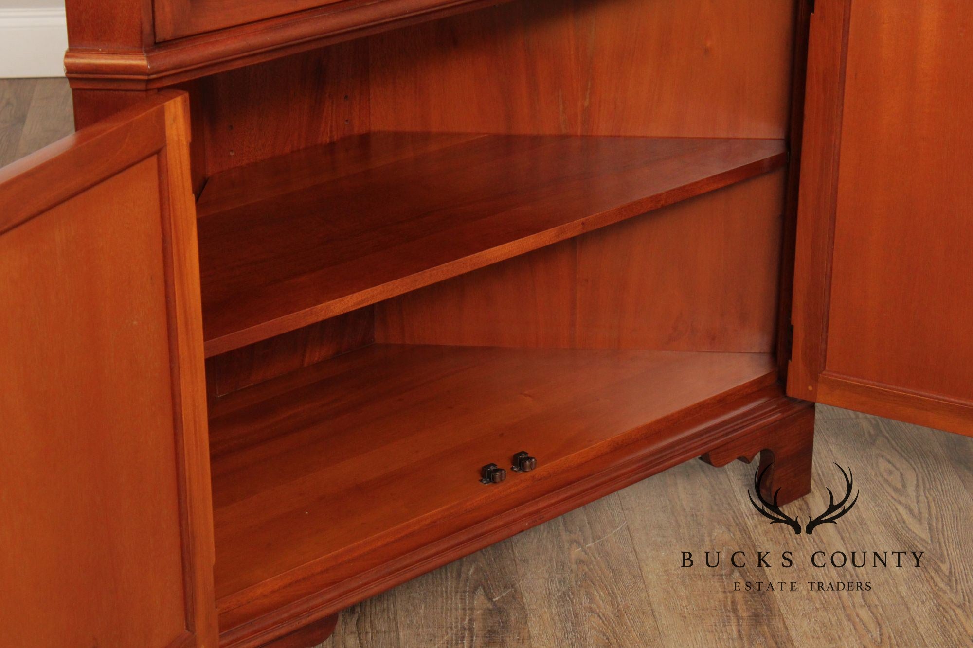Stickley Georgian Style Pair of Mahogany Corner Cabinets