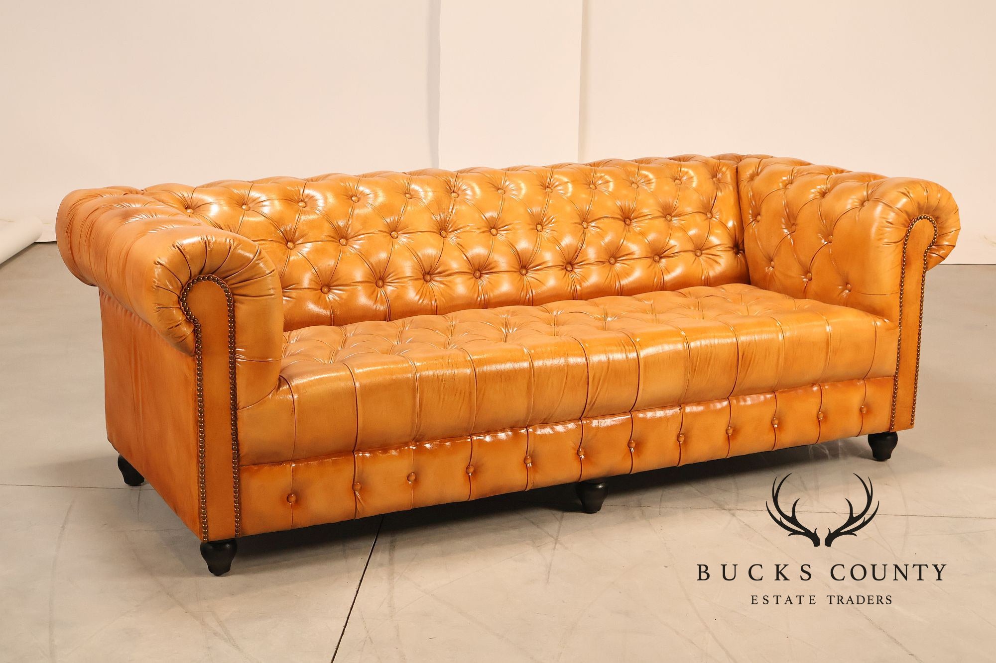 English Traditional Style Leather 'Cheyenne' Chesterfield Sofa