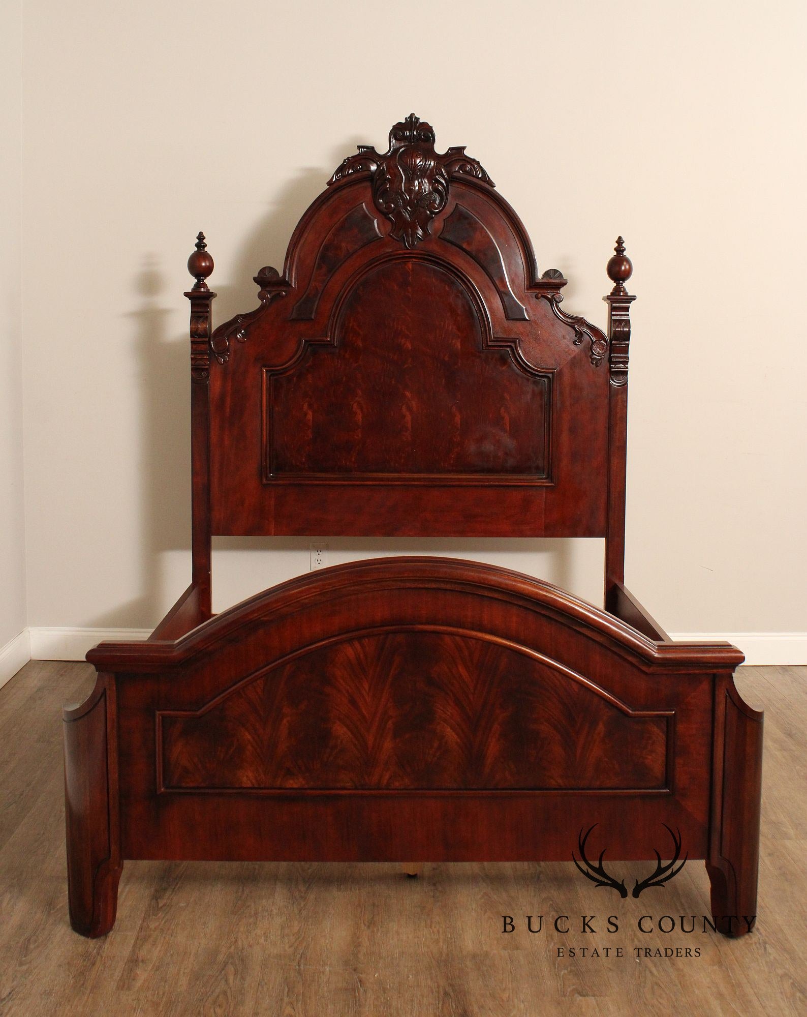 Henredon 'Carlyle' Mahogany Queen Bed