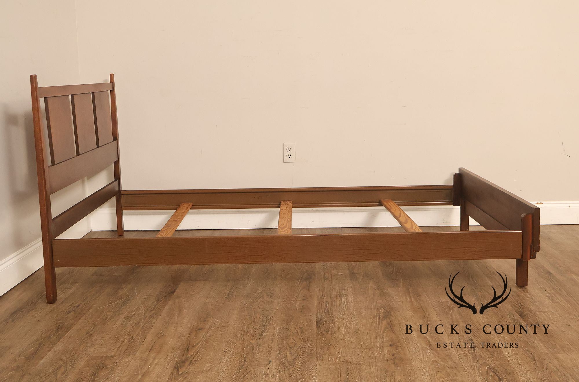 Vintage Lane Mid-Century Modern Walnut Full Size Bed