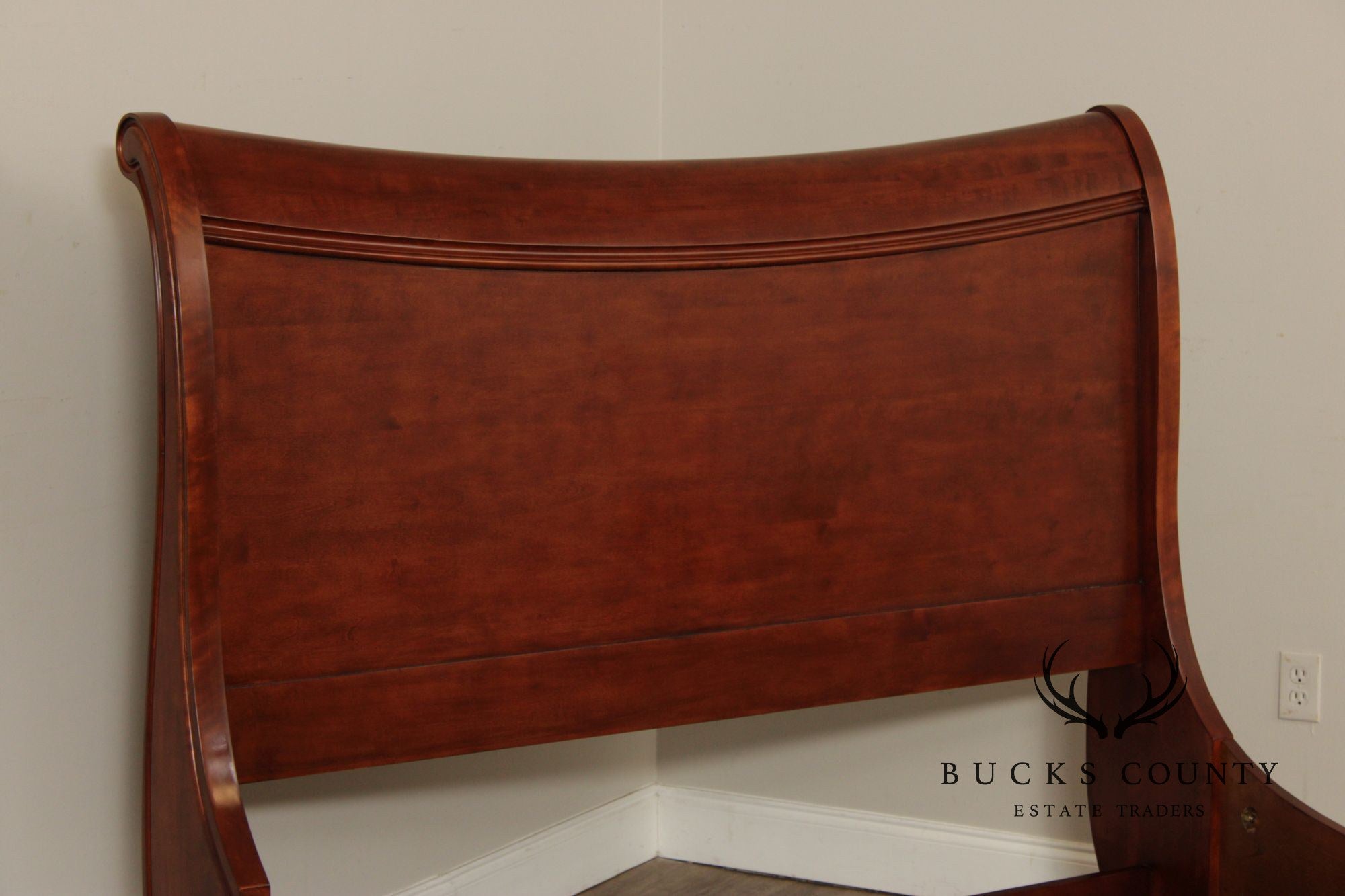 Traditional Cherry Queen Size Sleigh Bed