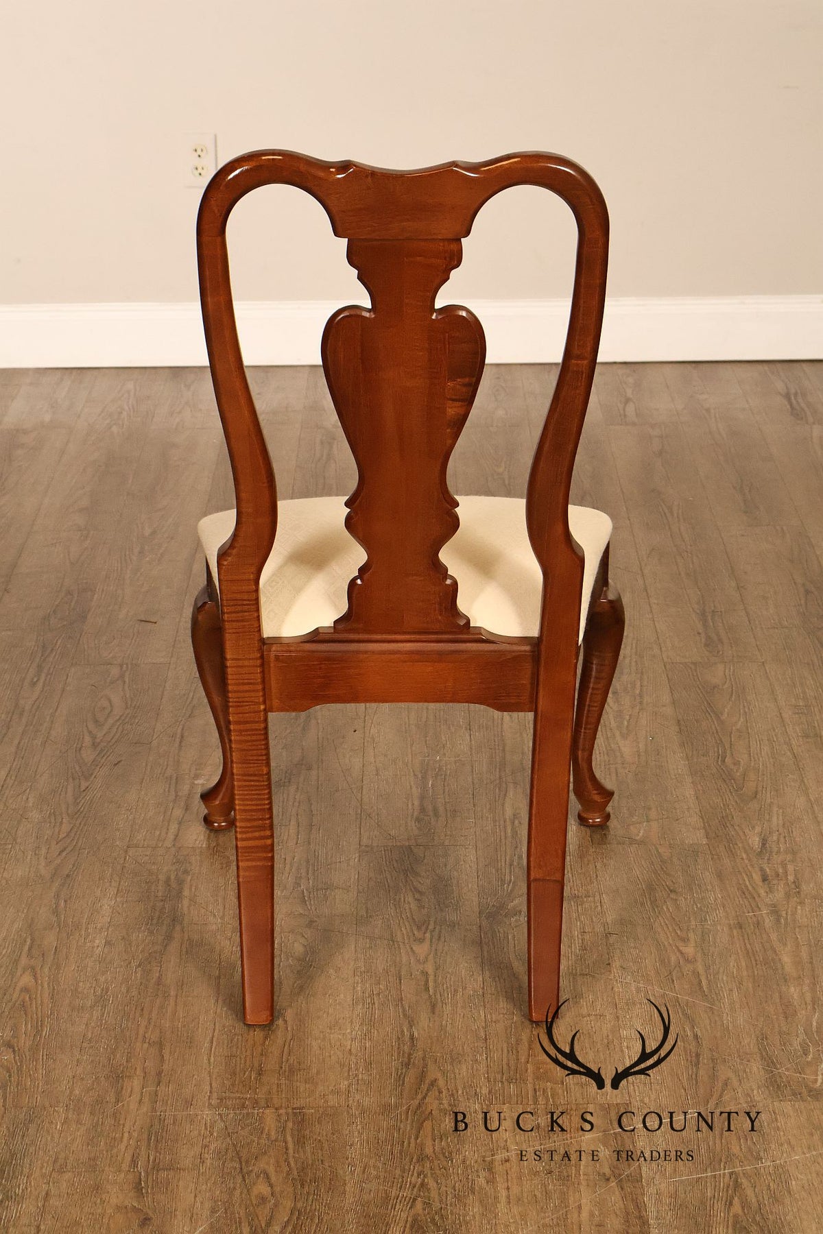 American Drew Queen Anne Style Expanding Dining Table With Eight Dining Chairs