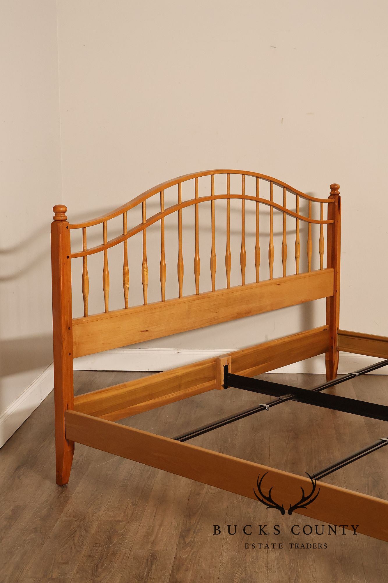 Ethan Allen Country Crossings Collection King Size Windsor Bed