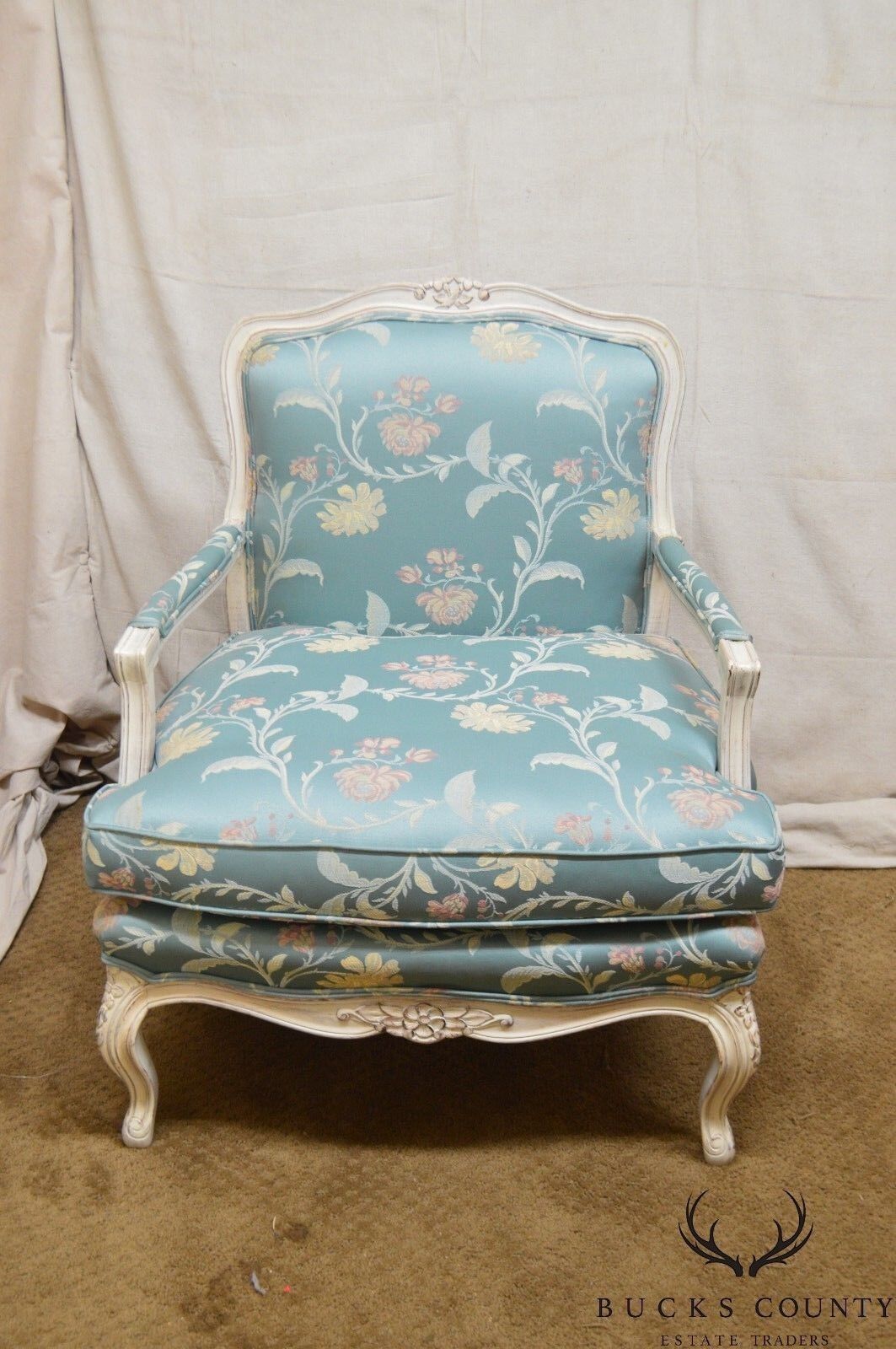 French Louis XV Style Pair of White Painted Fauteuils Lounge Chairs