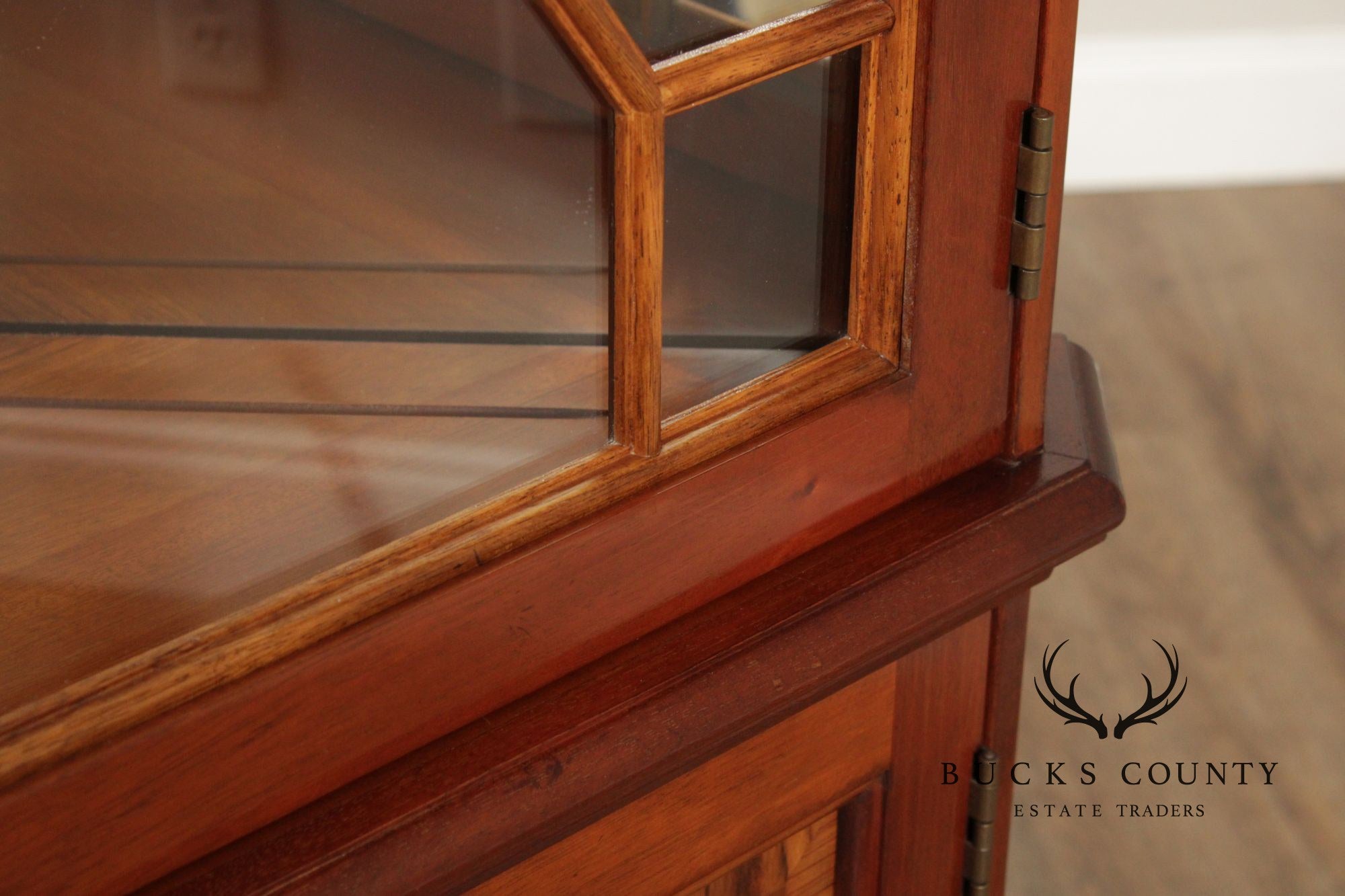 Stickley Georgian Style Pair of Mahogany Corner Cabinets