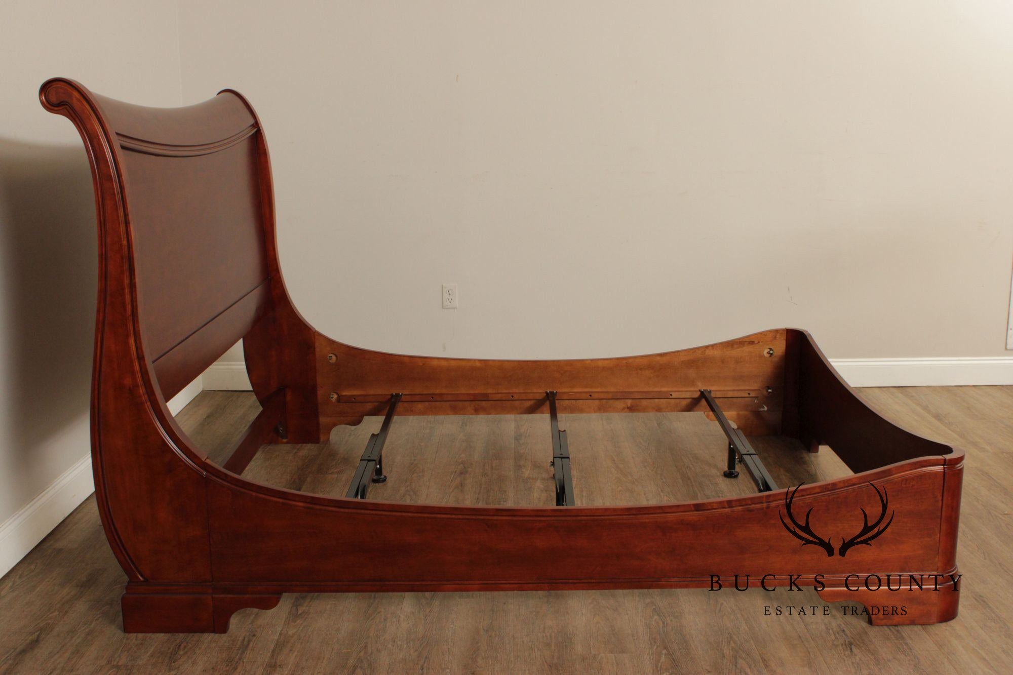 Traditional Cherry Queen Size Sleigh Bed