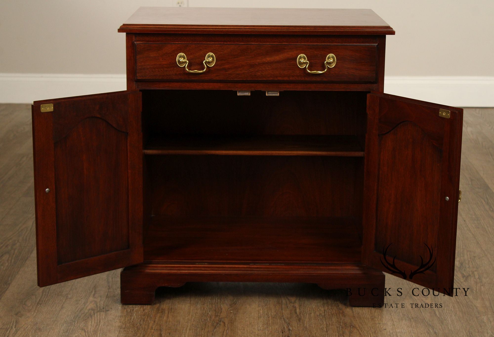 Henkel Harris Georgian Style Pair of Mahogany Nightstands