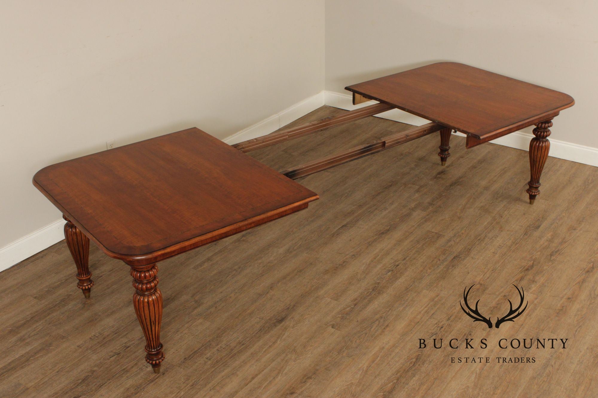 Henredon Somerton Banded Mahogany Rectangular Dining Table With Fluted Legs