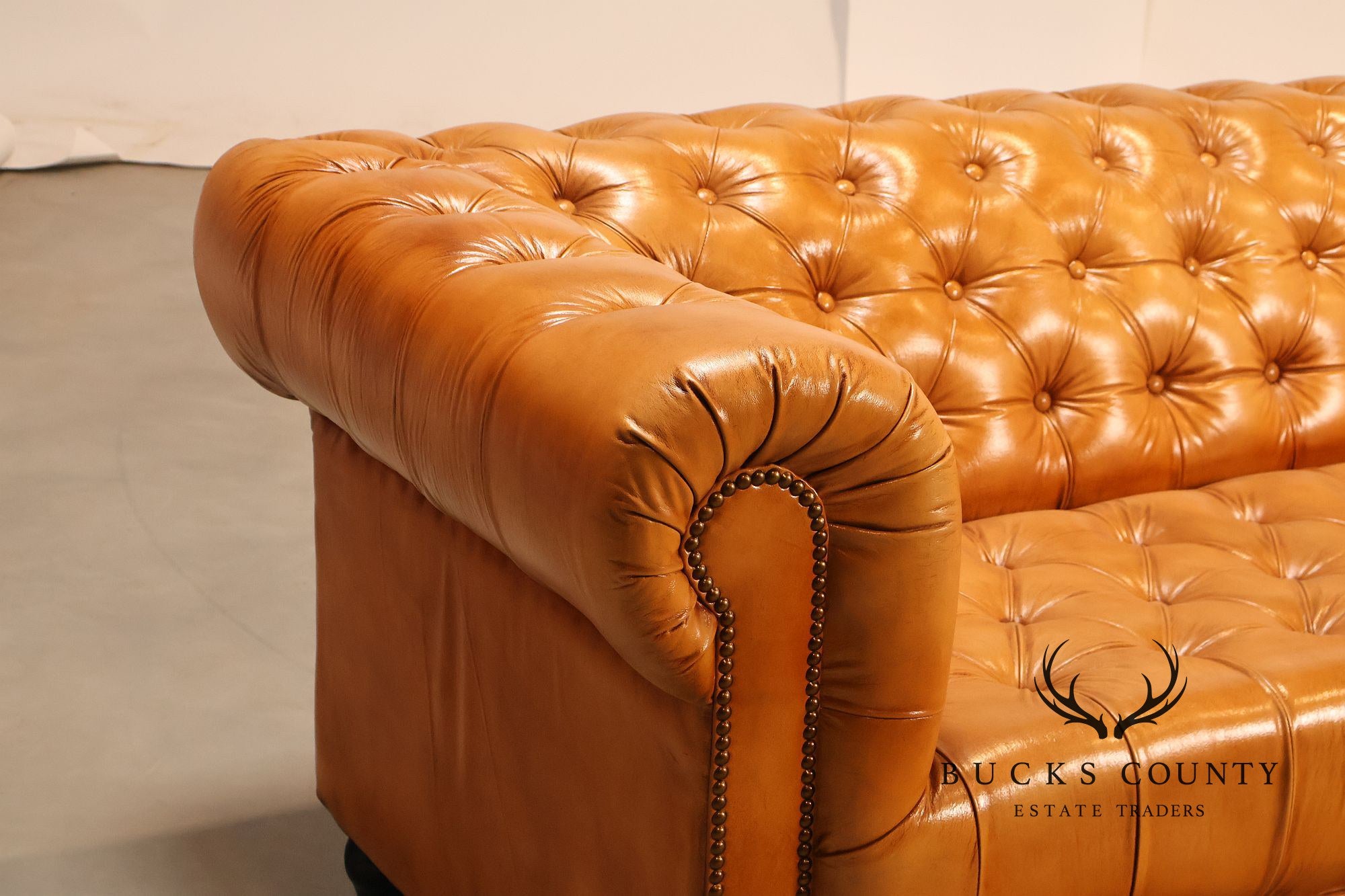 English Traditional Style Leather 'Cheyenne' Chesterfield Sofa