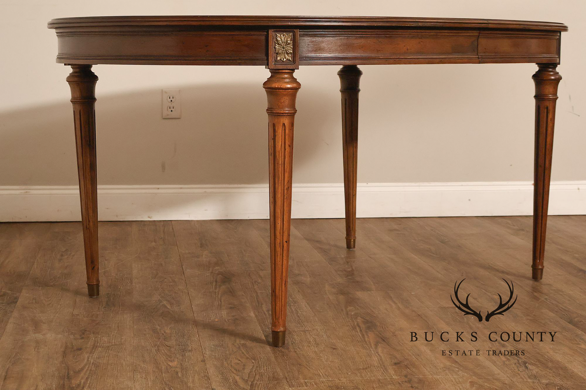 Henredon Vintage French Louis XVI Style Extendable Oval Walnut Dining Table