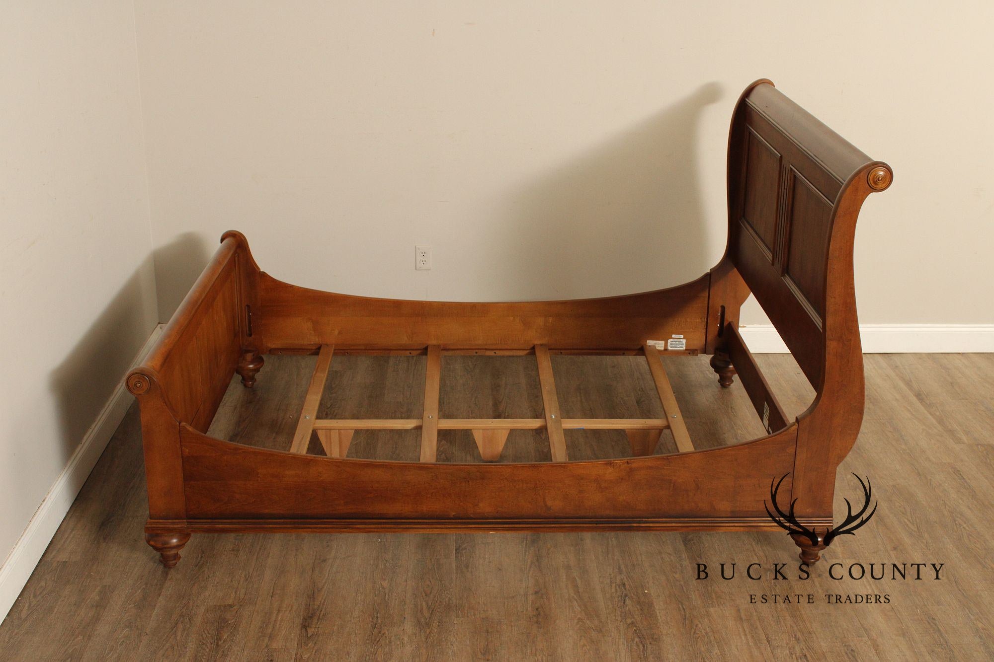 ETHAN ALLEN ‘NEW COUNTRY’ MAPLE QUEEN SLEIGH BED
