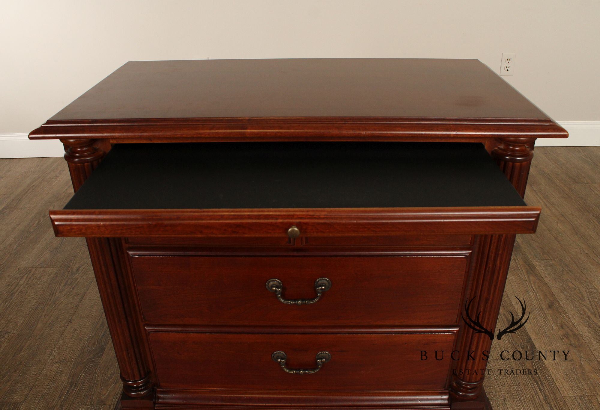 Hooker Furniture Traditional Bachelor's Chest Nightstand