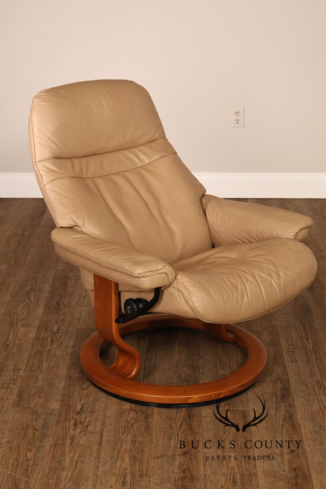 Ekornes Stressless Modern Leather Recliner And Ottoman