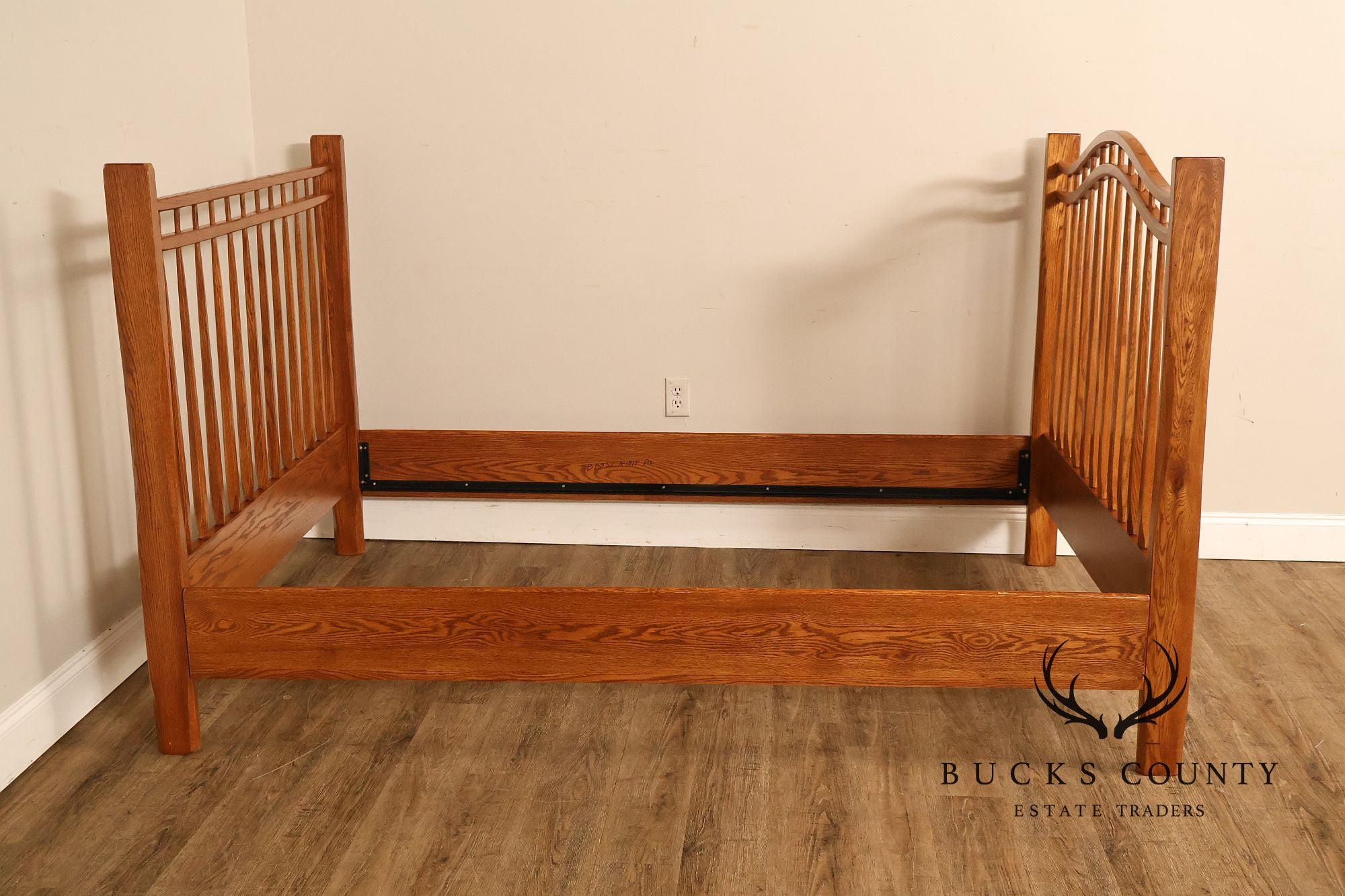 Hunt Country Furniture Farmhouse Style Oak Spindle Full-Size Bed
