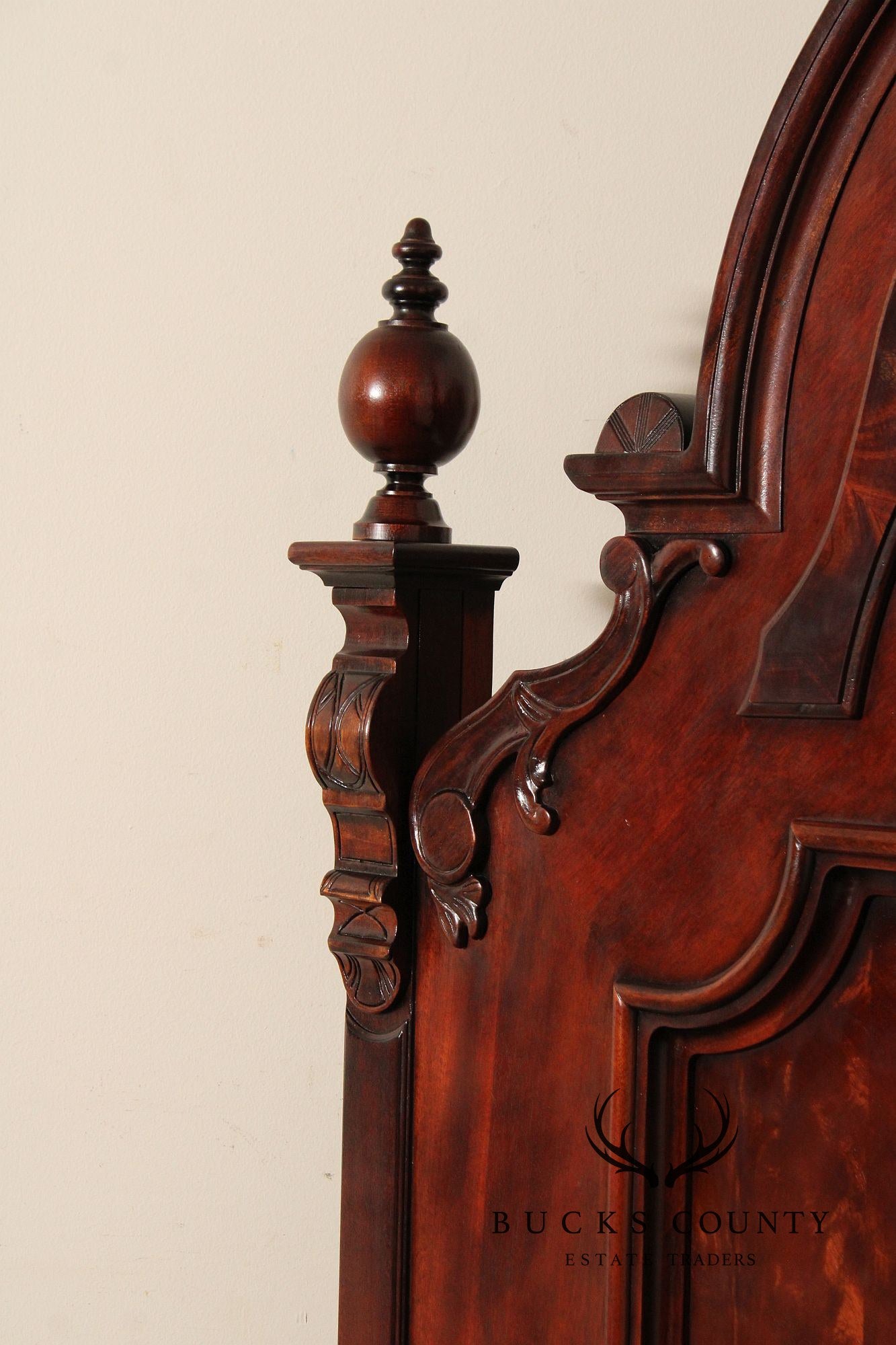 Henredon 'Carlyle' Mahogany Queen Bed