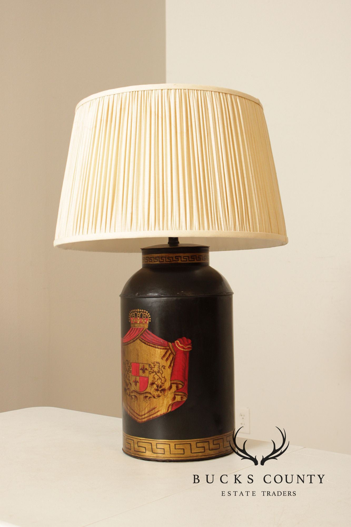 English Traditional Style Pair of Painted Canister Table Lamps