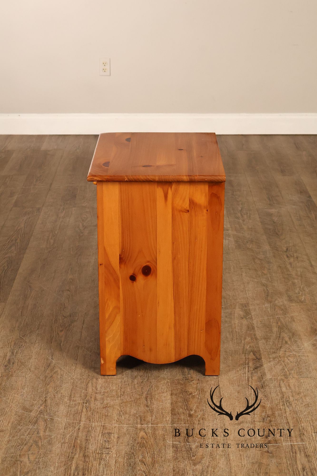 Ethan Allen Early American Style Pair of Pine Nightstands