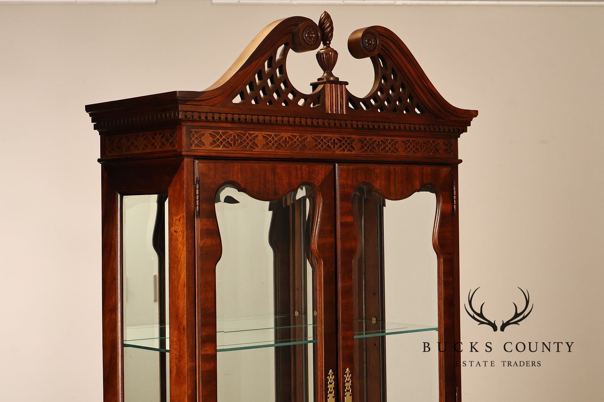 Thomasville Mahogany Chippendale Style Lighted Curio Display Cabinet