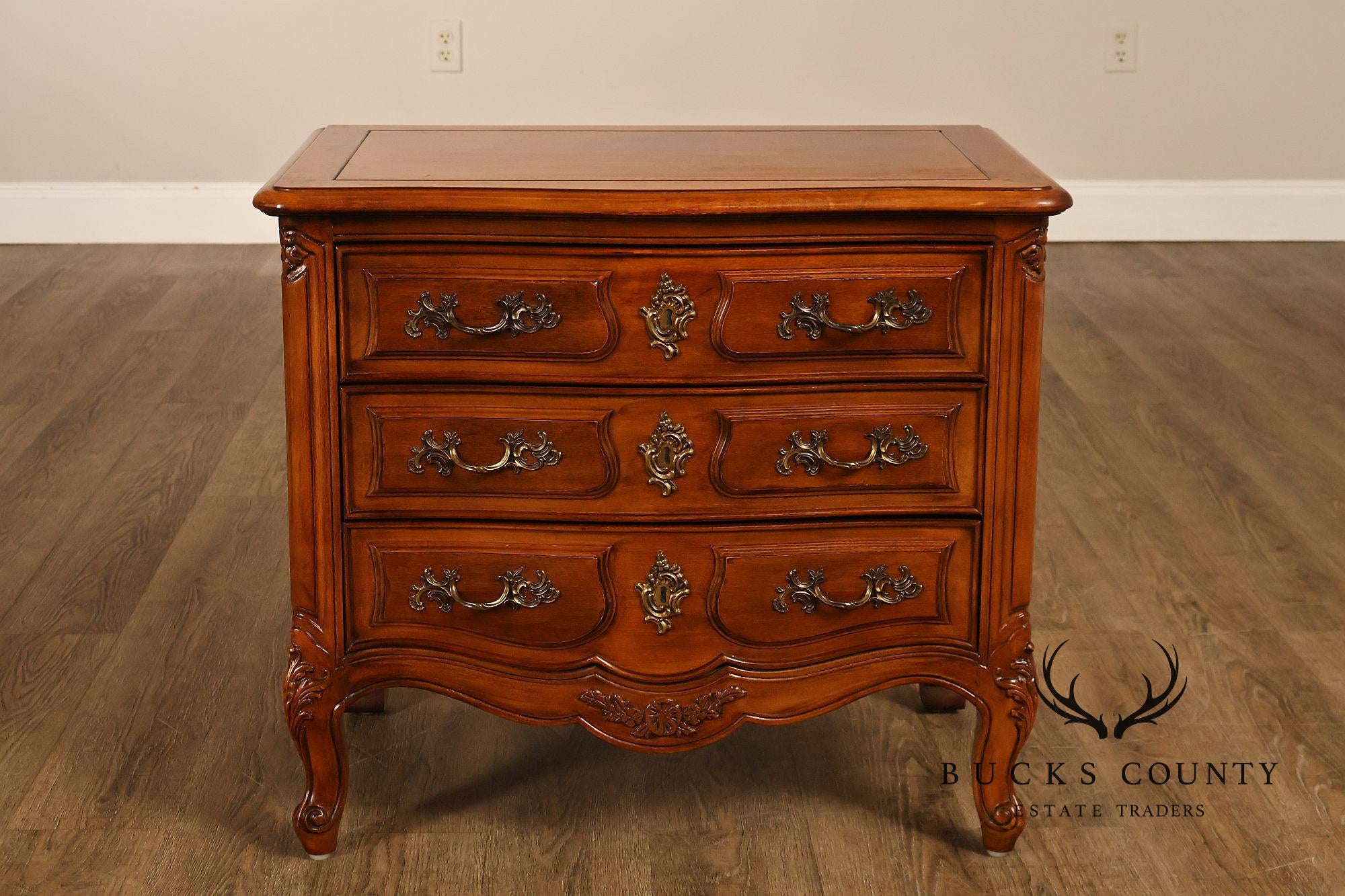 Henredon 'Villandry' French Louis XV Style Walnut Nightstand