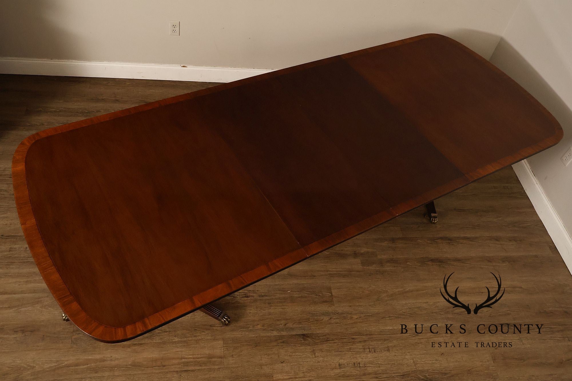 Hickory Chair Banded Mahogany Expandable Dining Table With Two Leaves