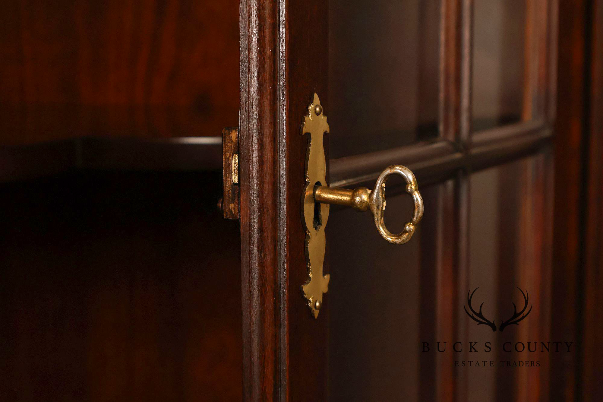 Statton Georgian Style Old Towne Cherry Corner Cabinet