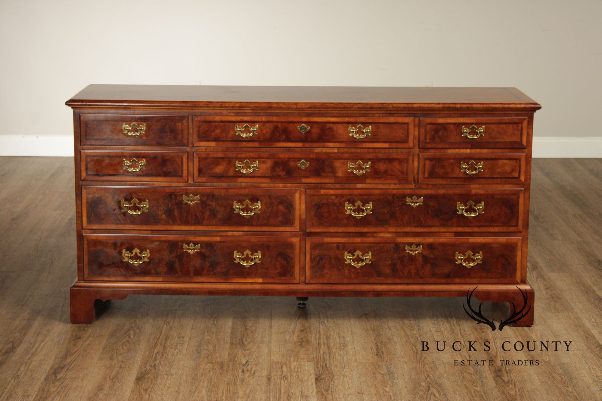 Henredon Aston Court Georgian Style Burled Mahogany Ten Drawer Dresser