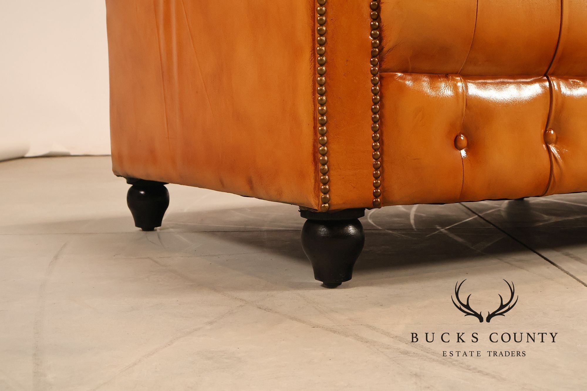 English Traditional Style Leather 'Cheyenne' Chesterfield Sofa