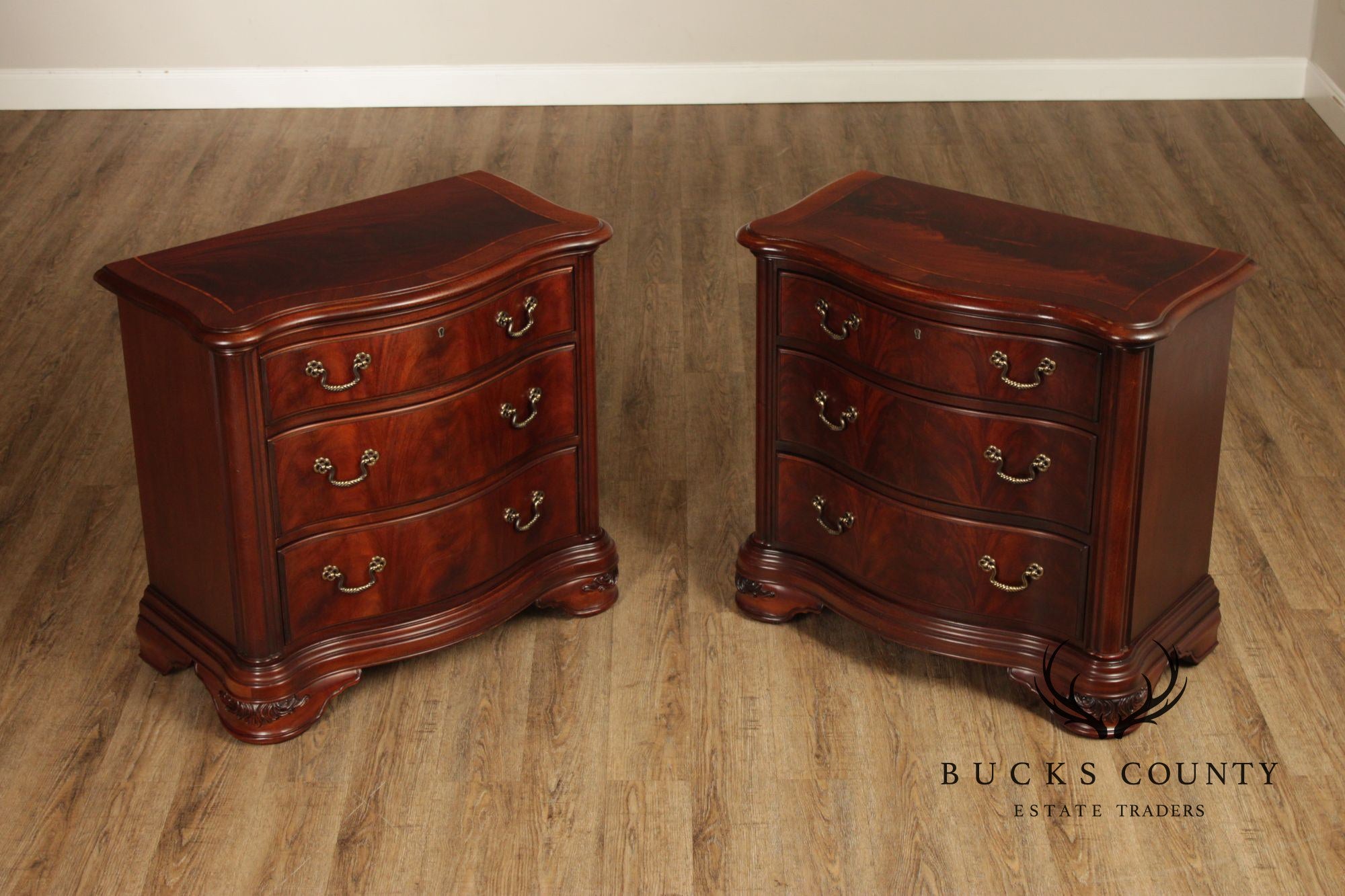 Thomasville 'Kent Park' Pair of Mahogany Nightstands