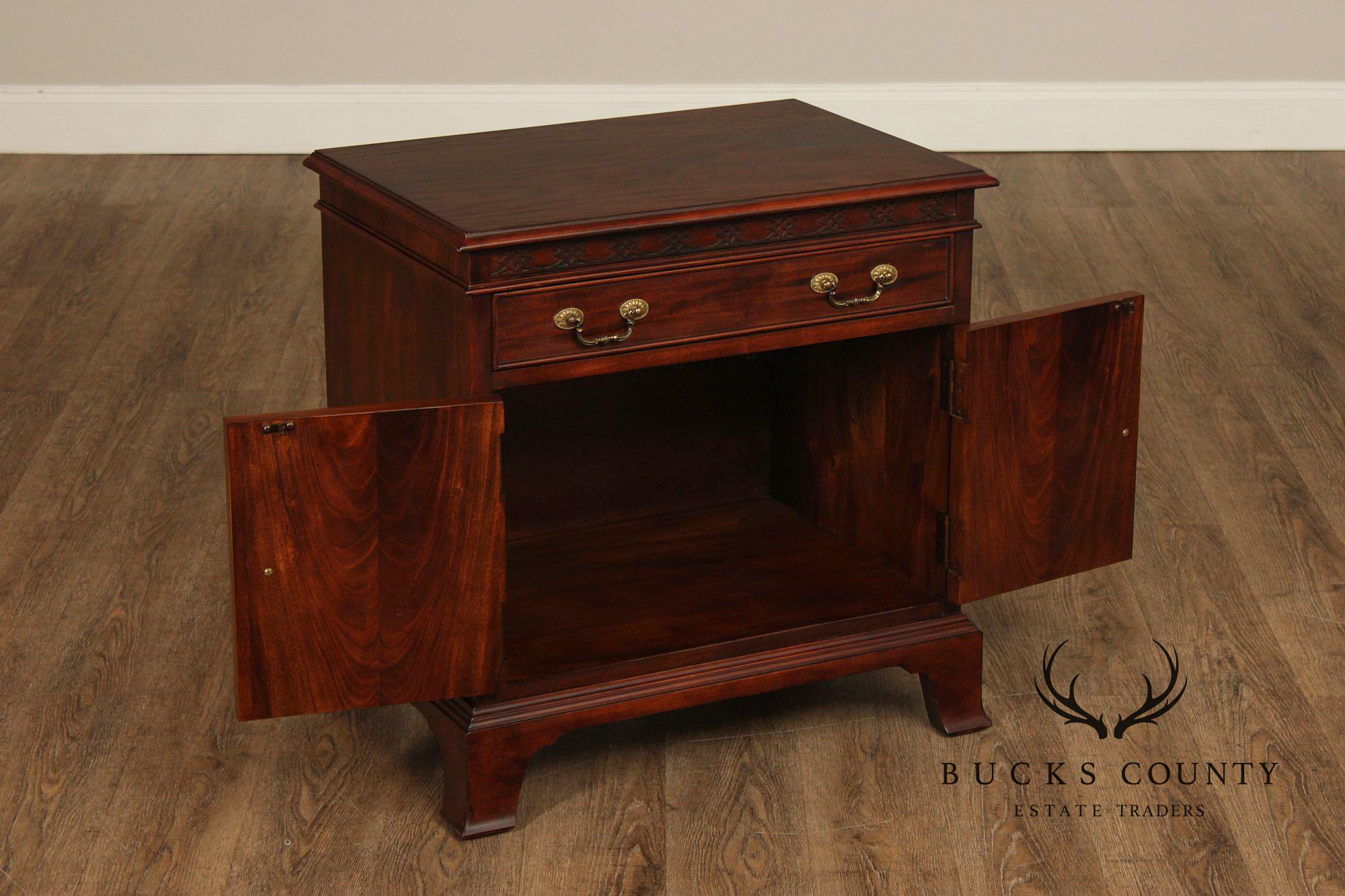Century Furniture Georgian Style Pair of Mahogany Nightstands