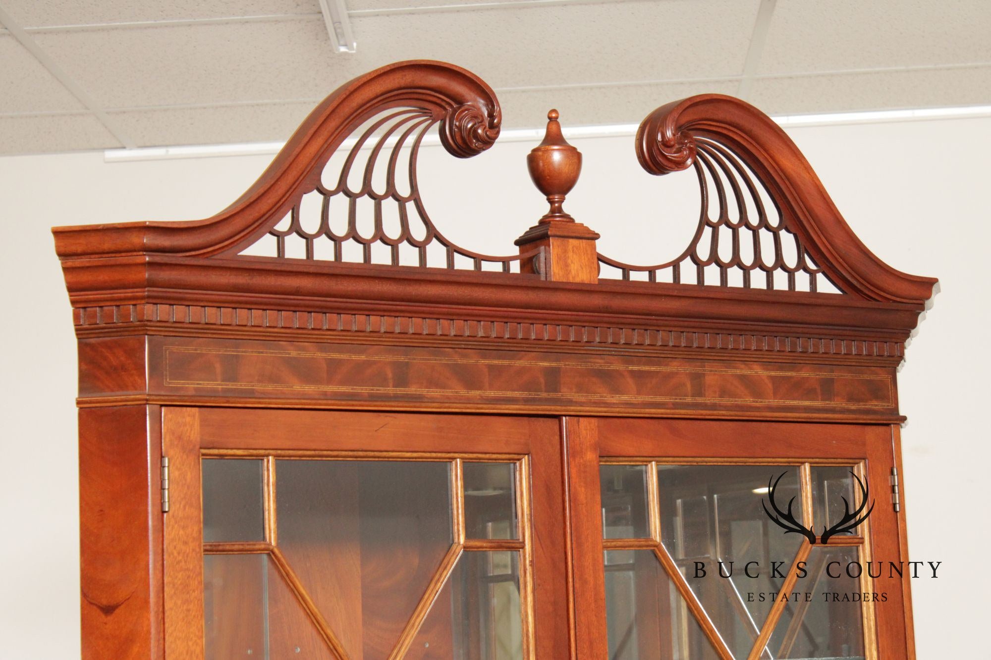 Stickley Georgian Style Pair of Mahogany Corner Cabinets