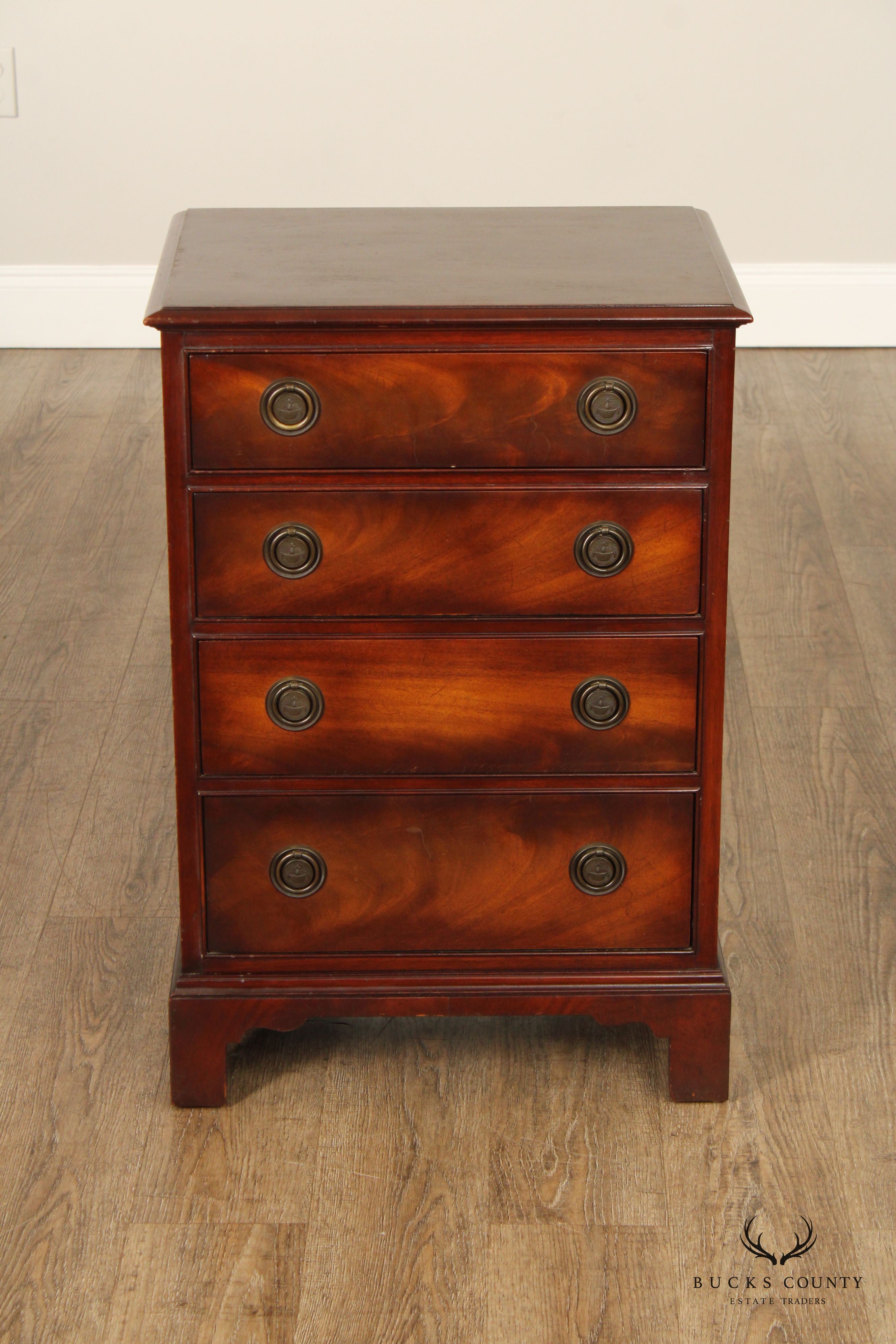 Henredon 1940's Georgian Style Pair of Mahogany Chest Nightstands