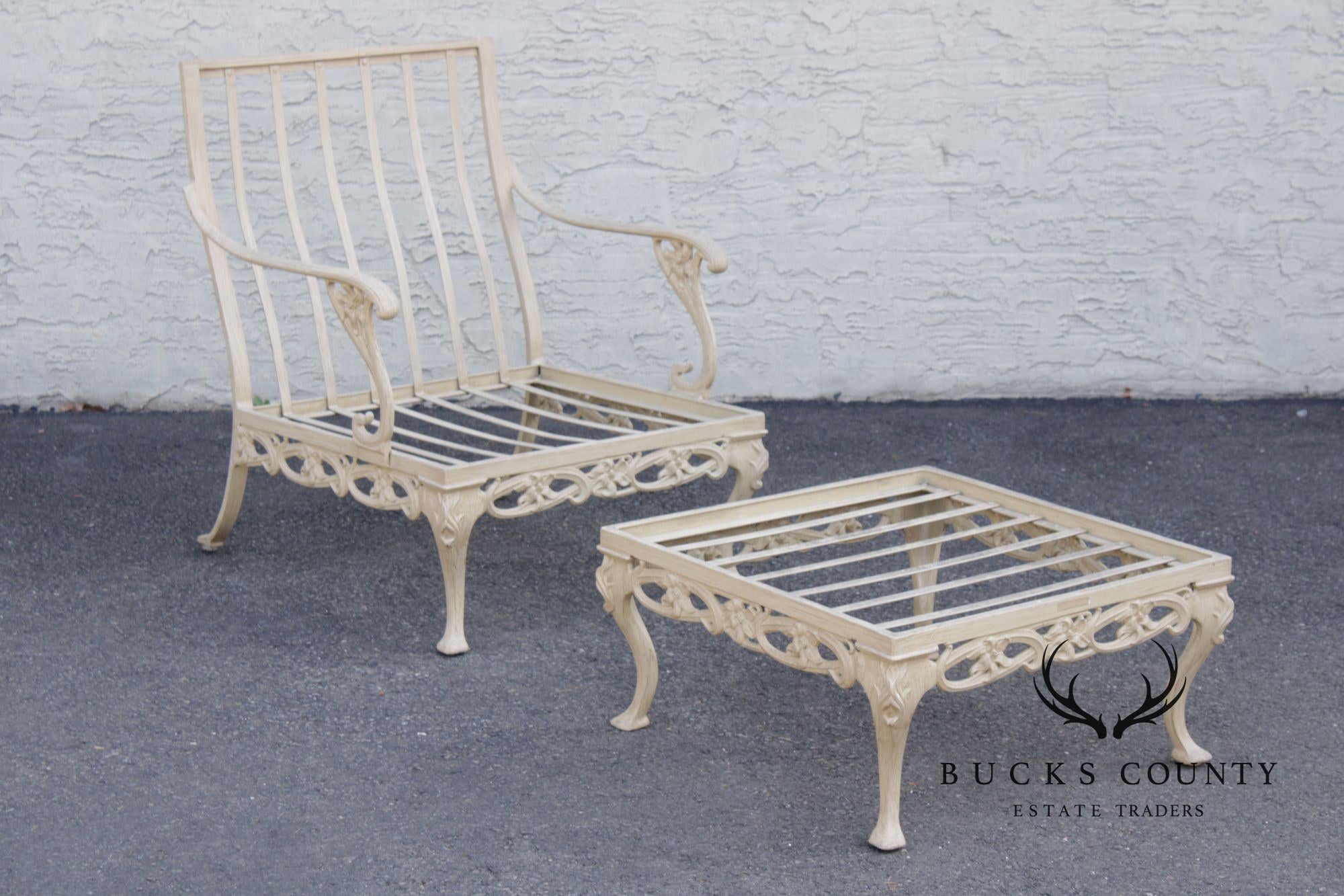 BROWN JORDAN PAIR OF CAST ALUMINUM 'DAY LILY' OUTDOOR PATIO LOUNGE CHAIRS WITH OTTOMAN