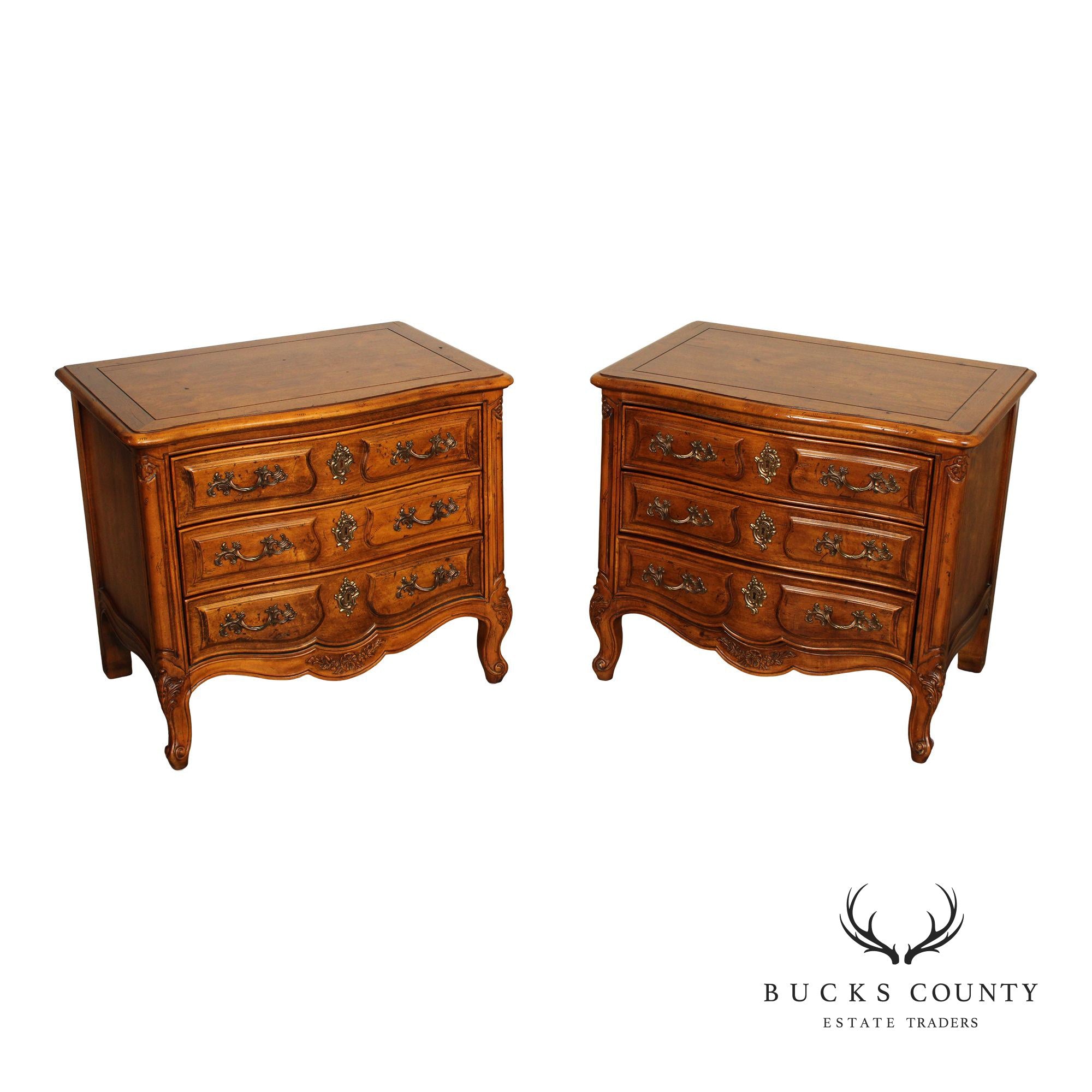 Henredon 'Villandry' French Louis XV Style Pair of Walnut Nightstands