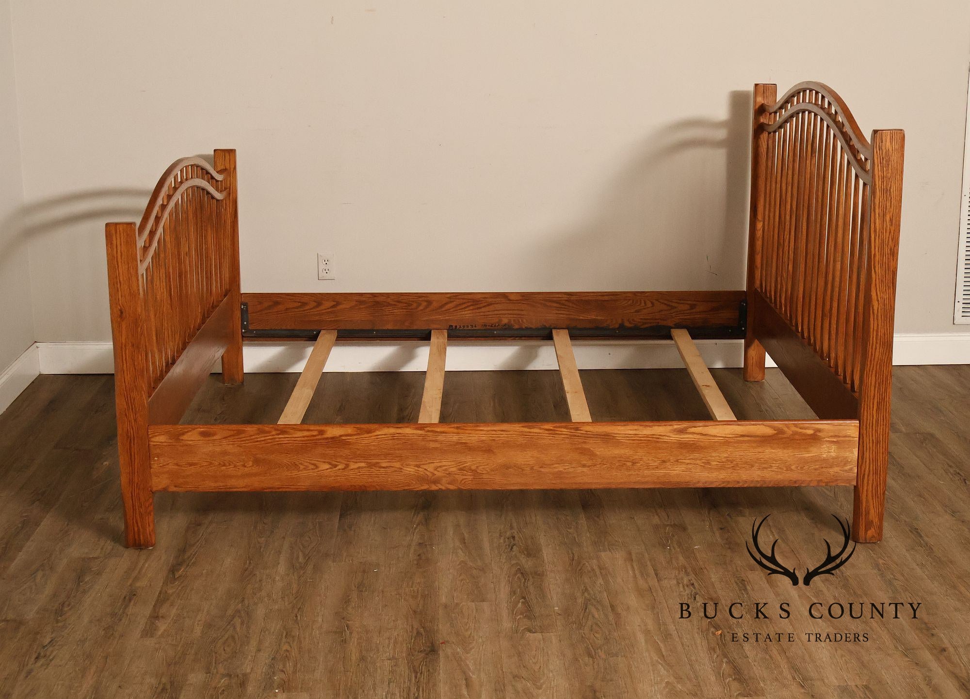Hunt Country Furniture Windsor Style Oak King Size Bed