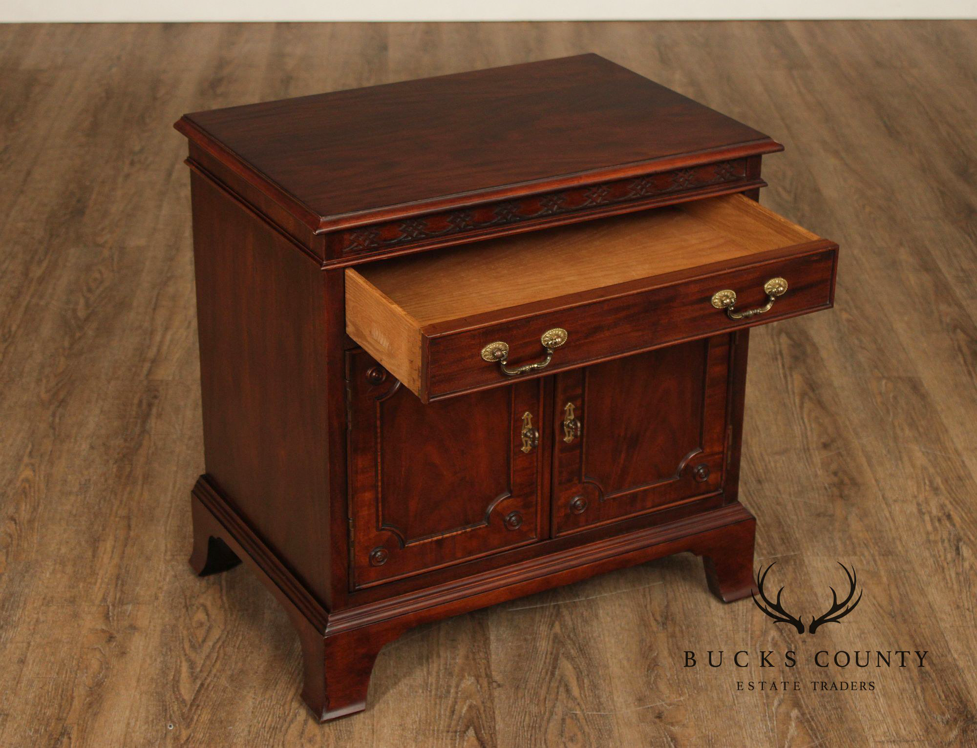 Century Furniture Georgian Style Pair of Mahogany Nightstands