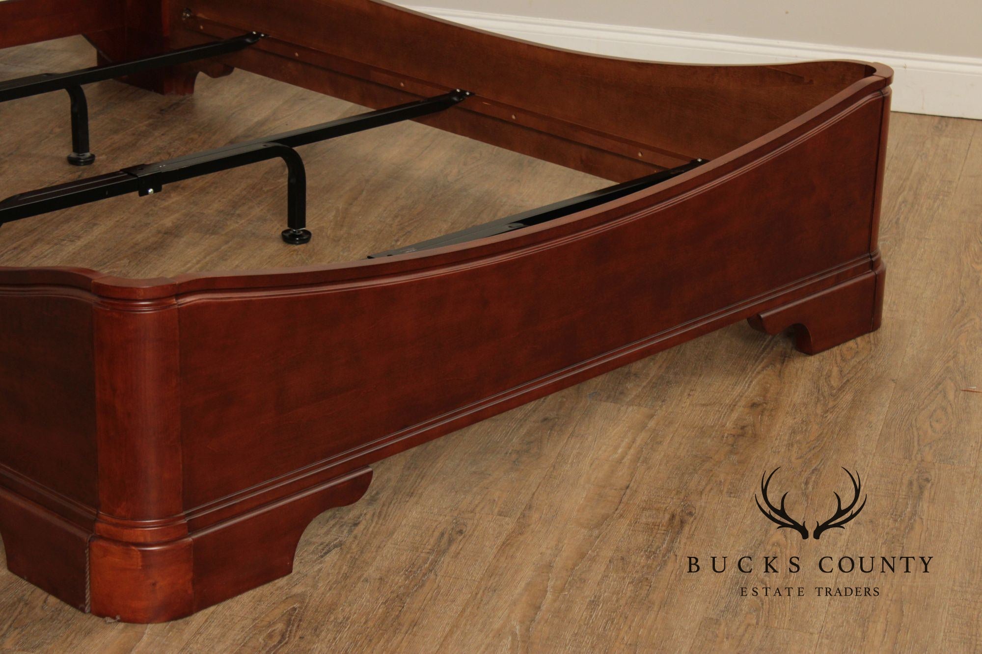 Traditional Cherry Queen Size Sleigh Bed