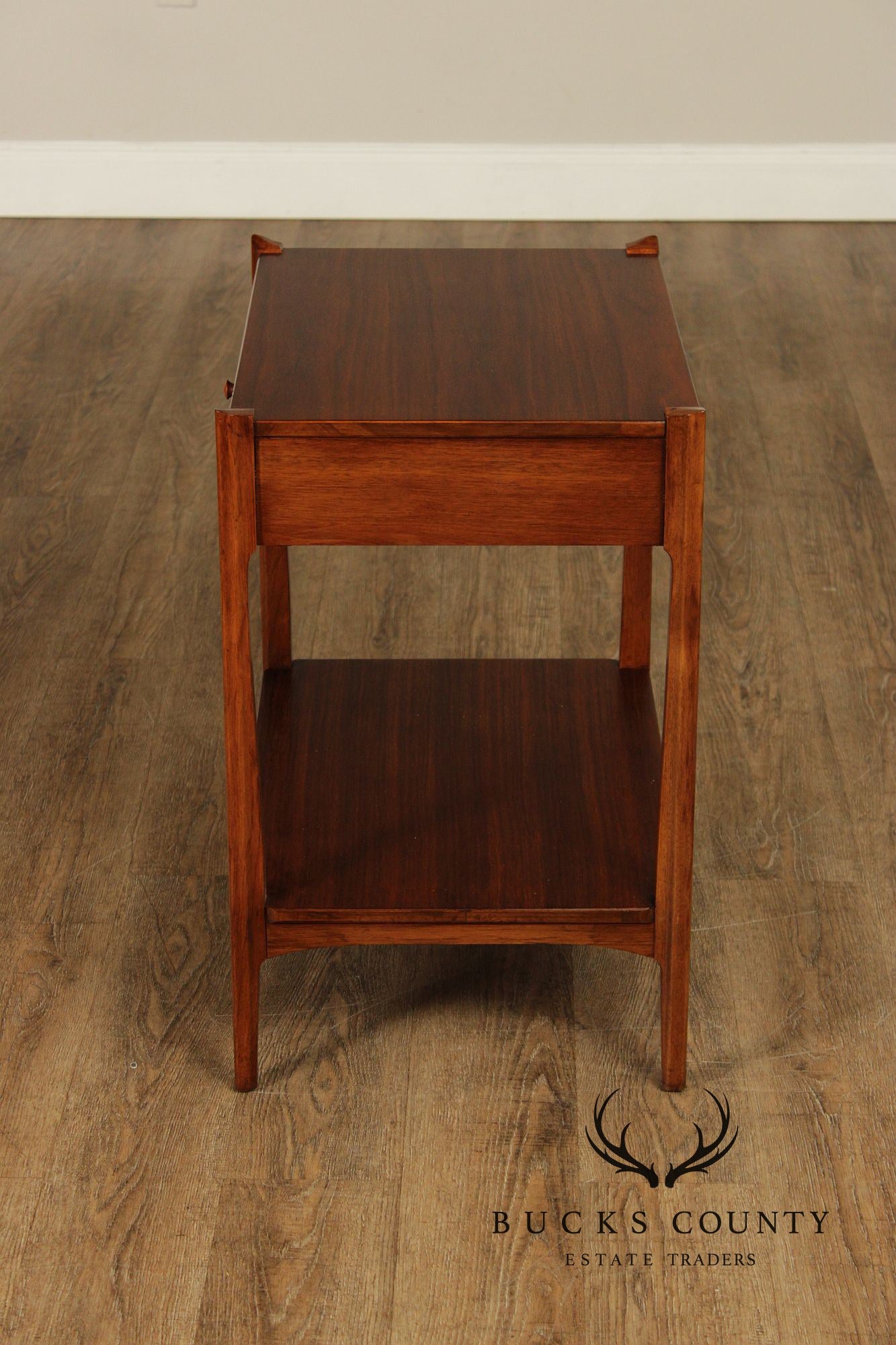 Thomasville Motif Mid Century Modern Walnut Pair Of One Drawer Nightstands