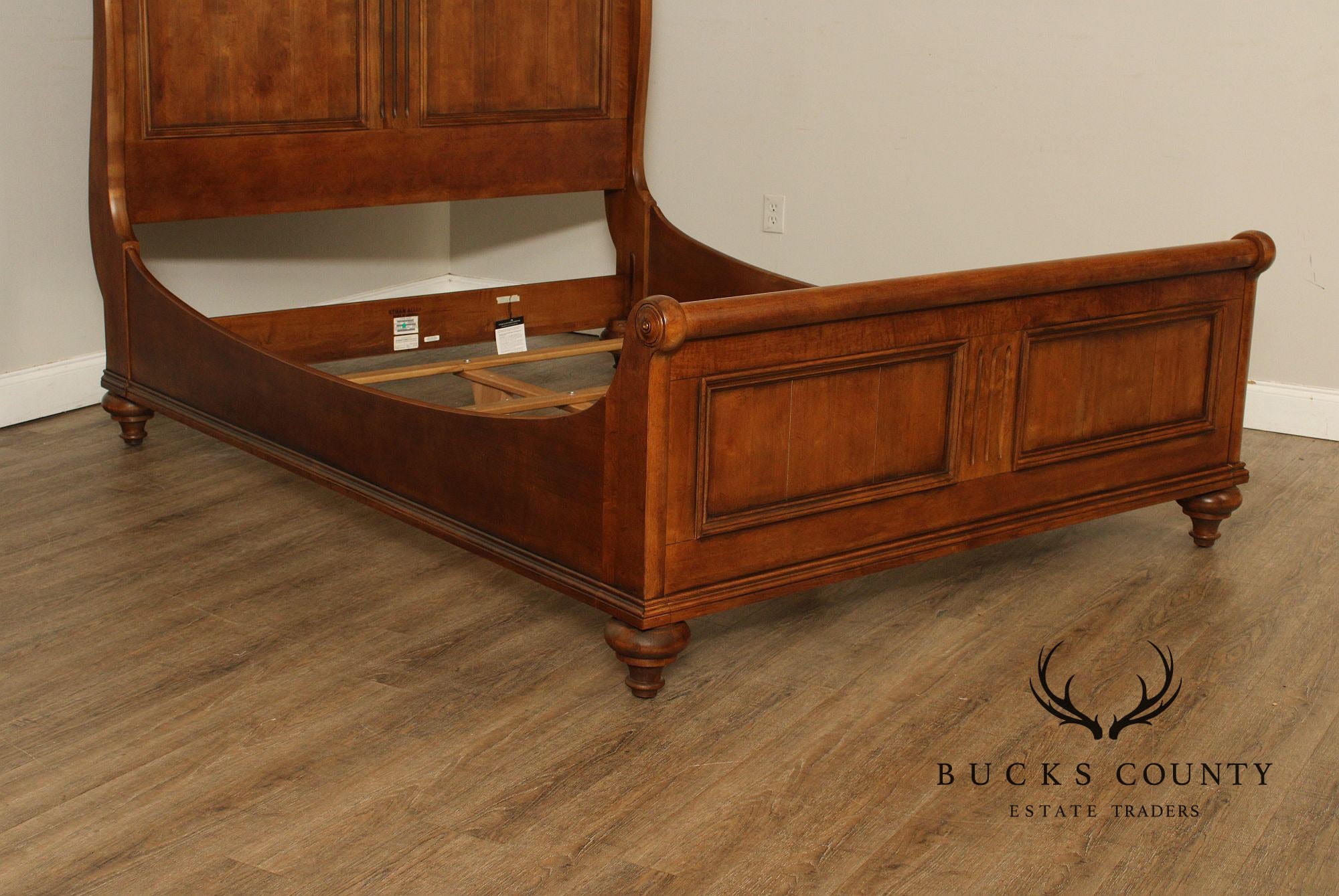 ETHAN ALLEN ‘NEW COUNTRY’ MAPLE QUEEN SLEIGH BED