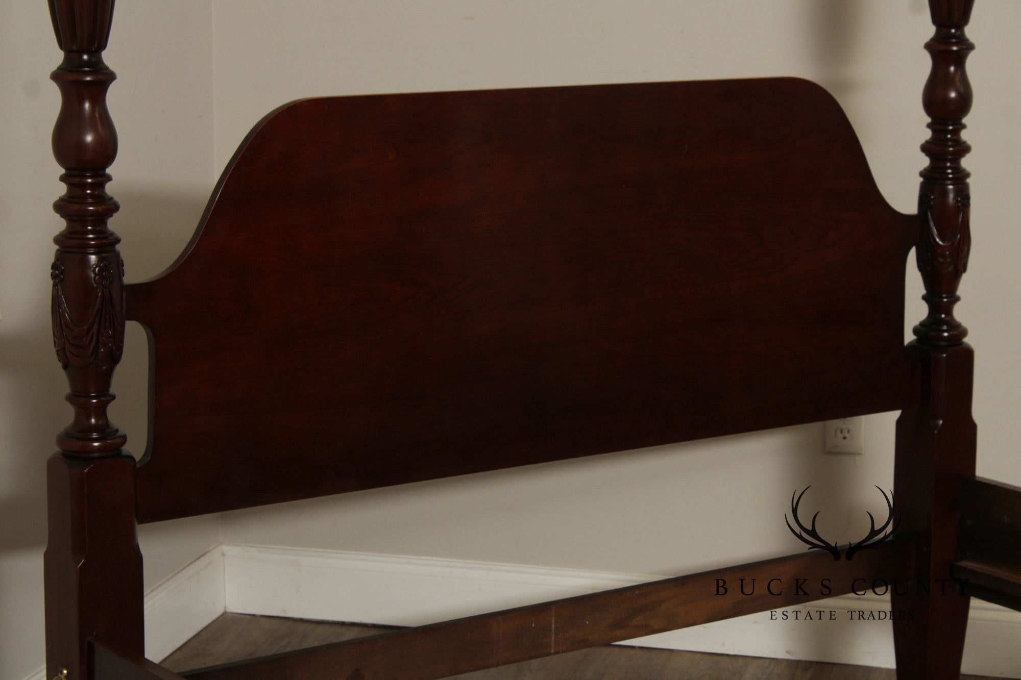 Thomasville 'Collectors Cherry' Queen Size Poster Bed