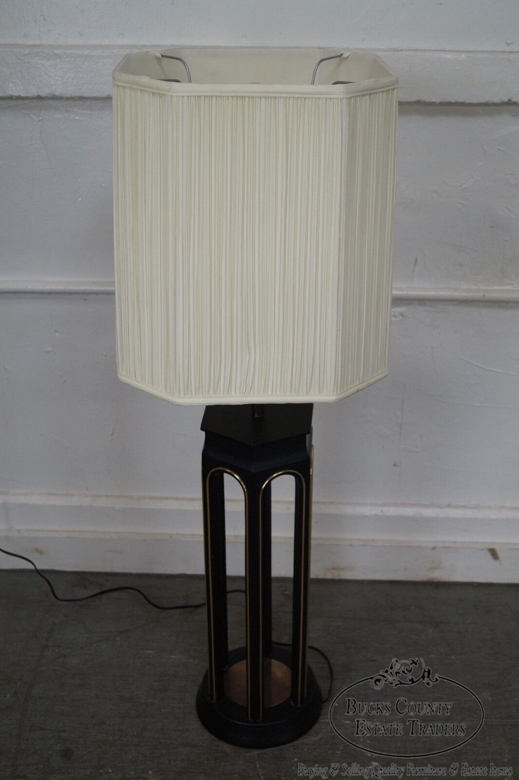 Mid Century Modern Tommi Parzinger Style Black & Gold Table Lamp w/ Shade