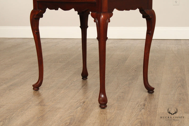 'AMERICAN MASTERPIECE' COLLECTION BY HICKORY MAHOGANY QUEEN ANNE STYLE PAIR ONE DRAWER SIDE TABLES