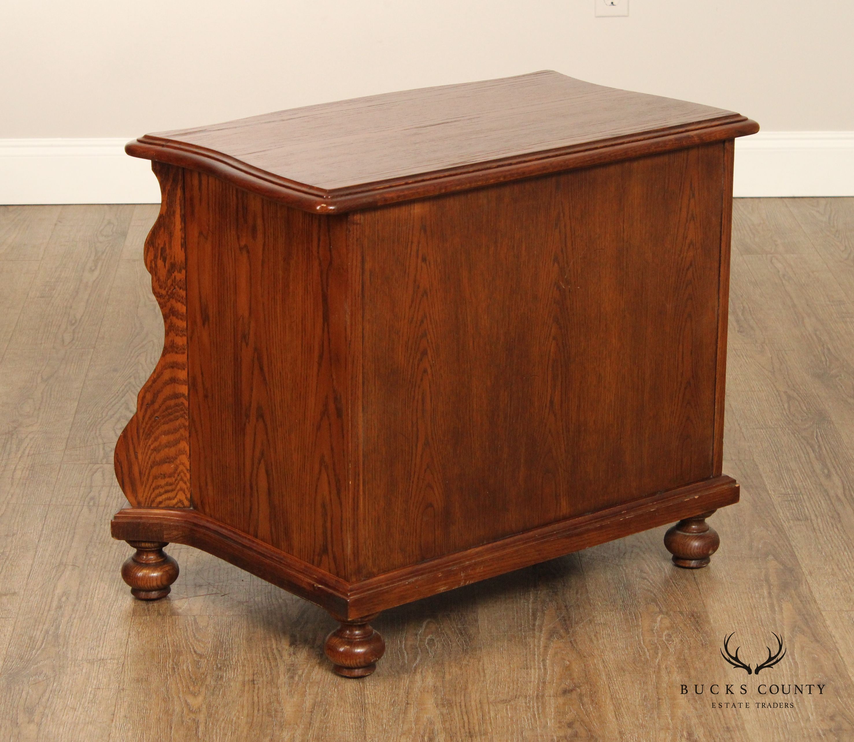 HEKMAN BAROQUE STYLE PAIR OF OAK BOMBE CHEST NIGHTSTANDS