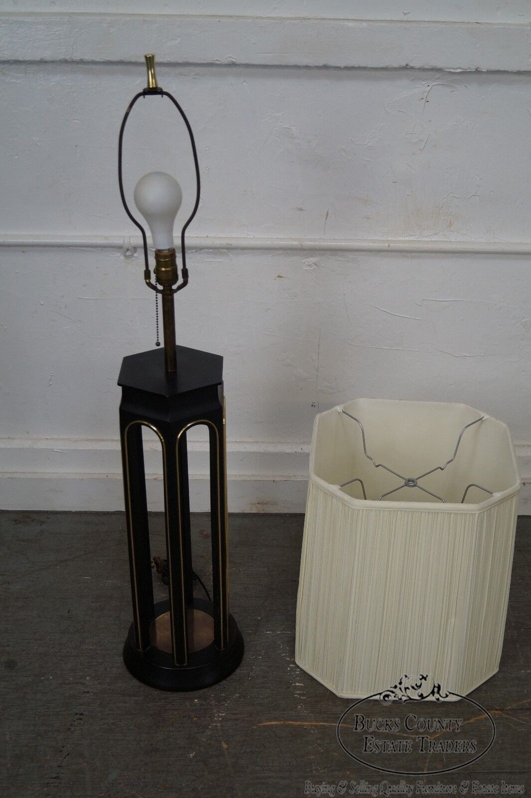 Mid Century Modern Tommi Parzinger Style Black & Gold Table Lamp w/ Shade