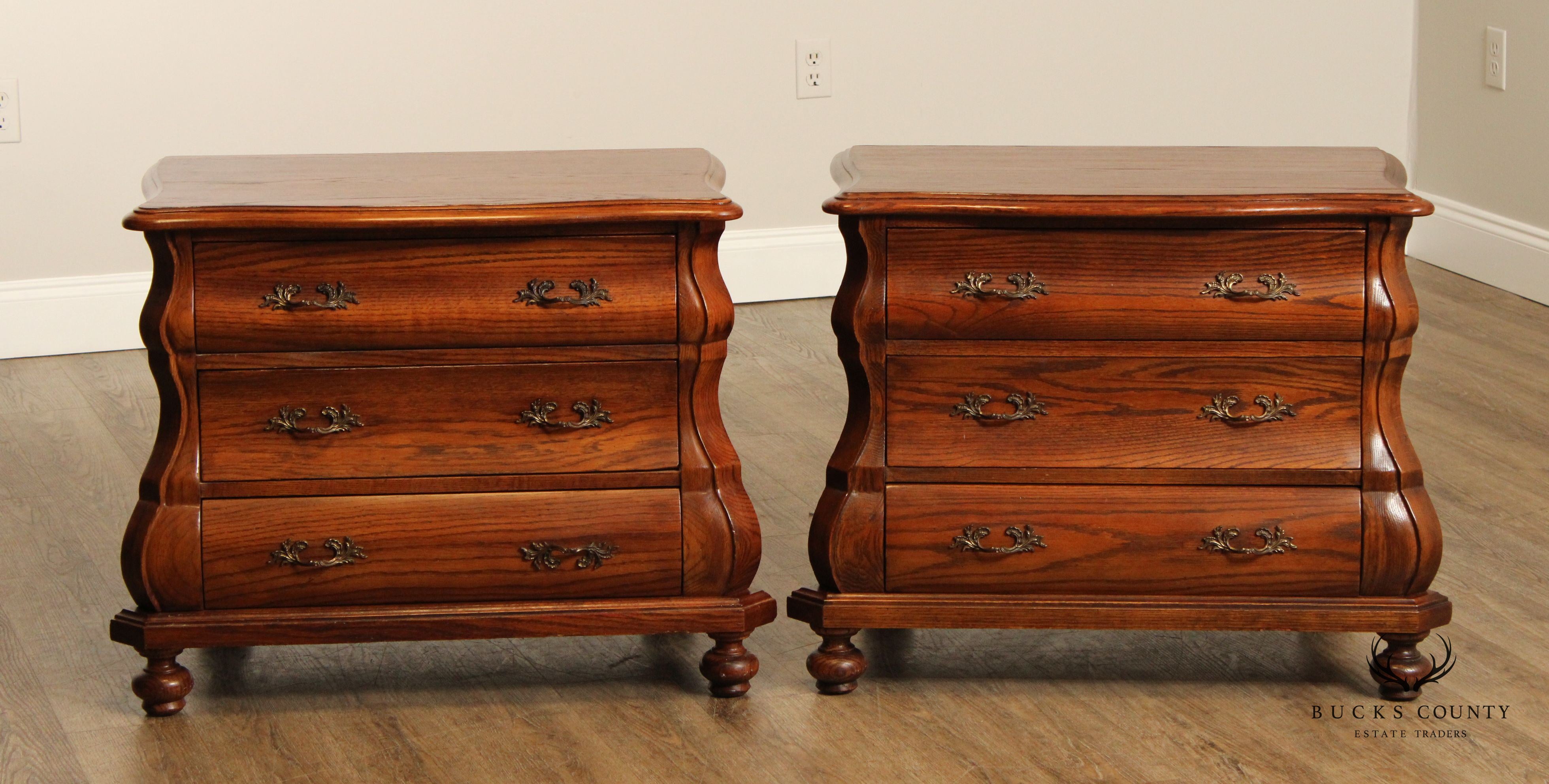 HEKMAN BAROQUE STYLE PAIR OF OAK BOMBE CHEST NIGHTSTANDS