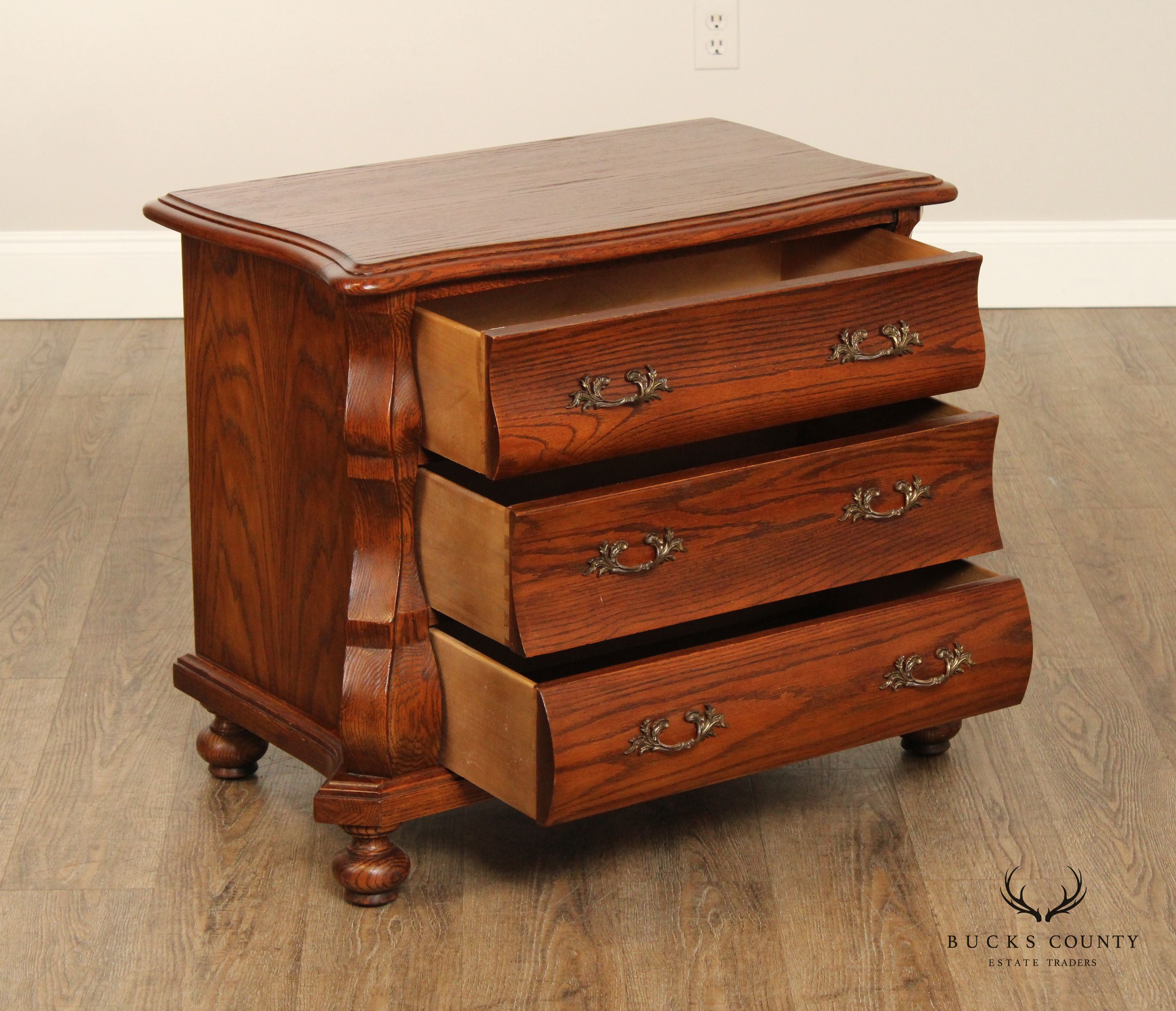 HEKMAN BAROQUE STYLE PAIR OF OAK BOMBE CHEST NIGHTSTANDS