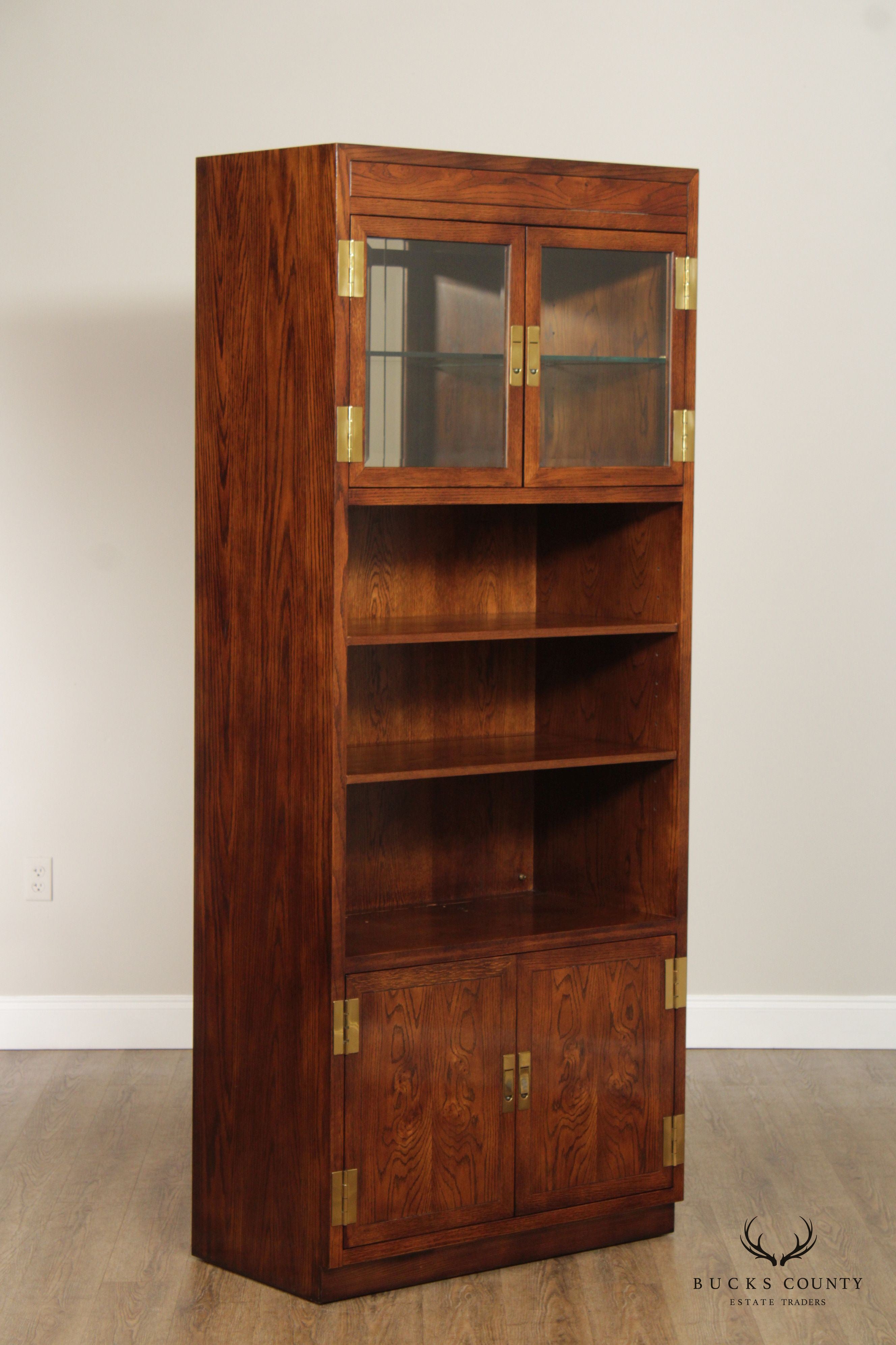 Henredon 'Scene One' Campaign Style Oak Display Bookcase Cabinet Cabinet`