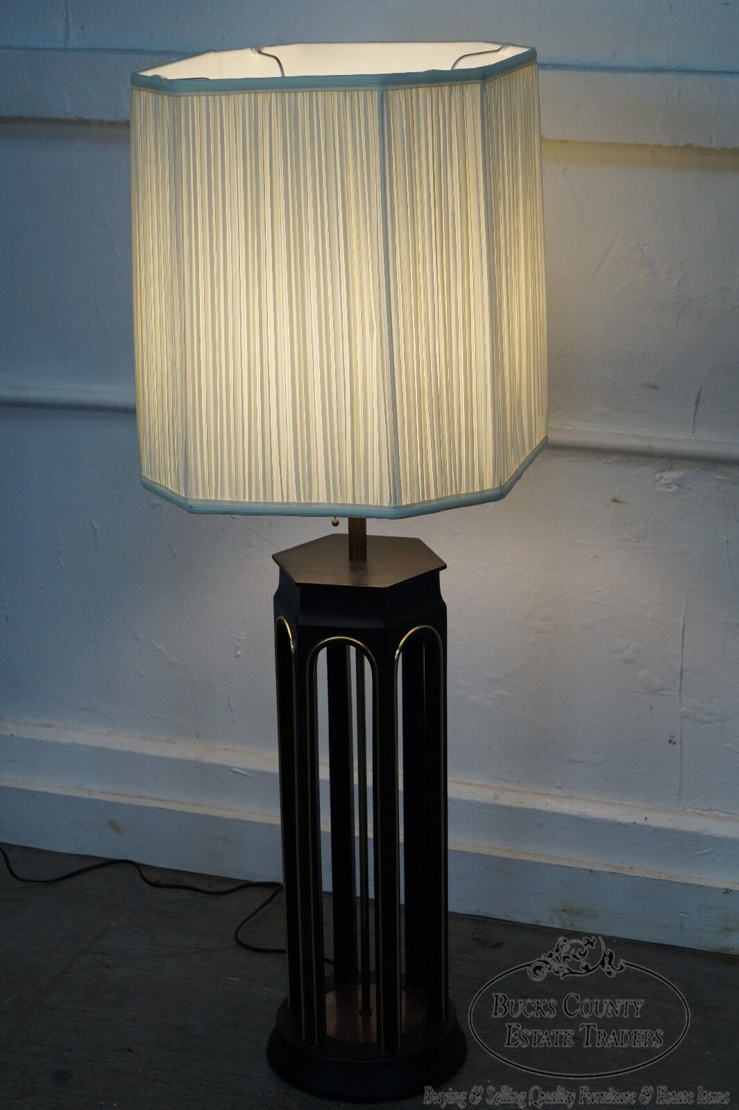 Mid Century Modern Tommi Parzinger Style Black & Gold Table Lamp w/ Shade