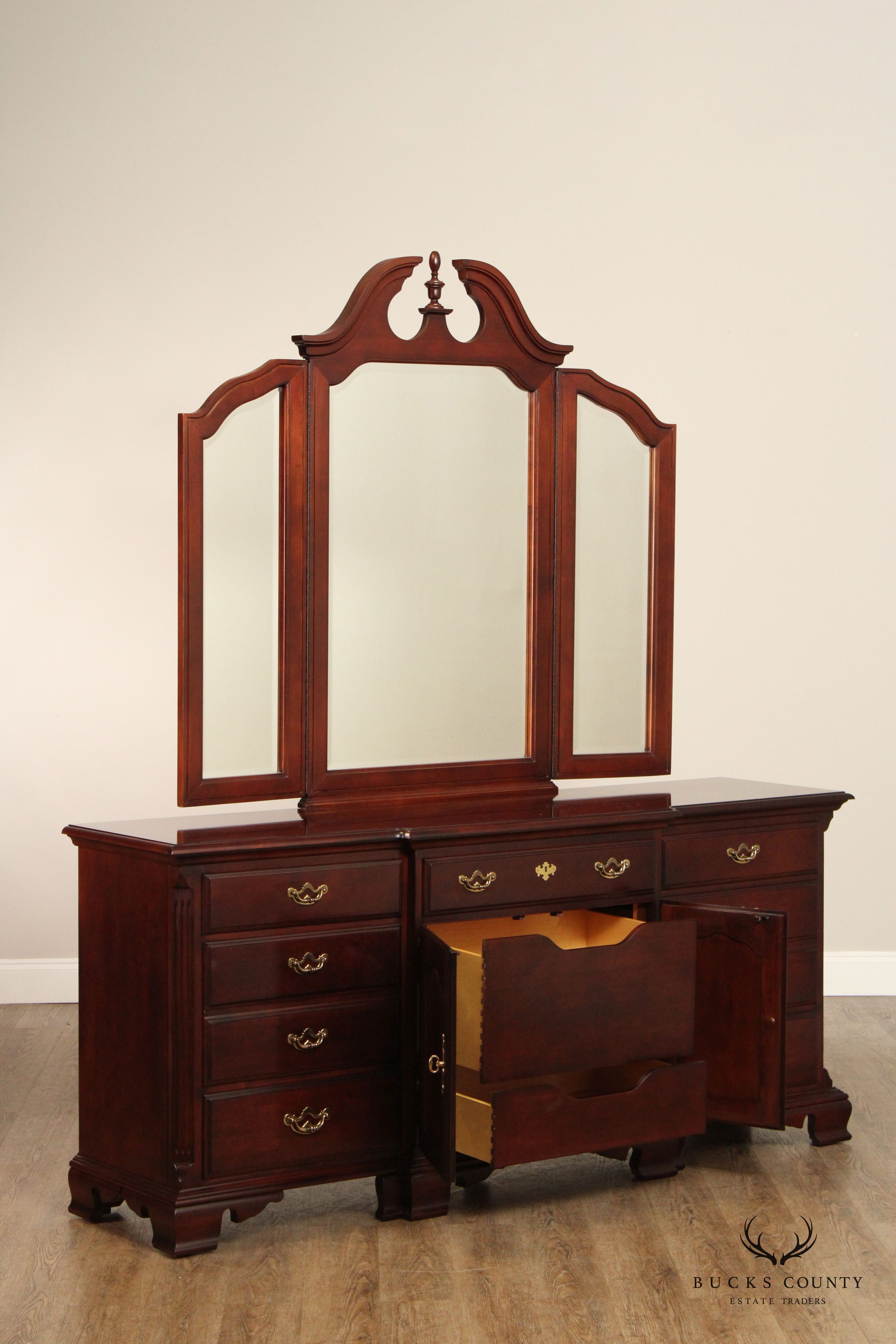 Thomasville Collectors Cherry Dresser with Mirror