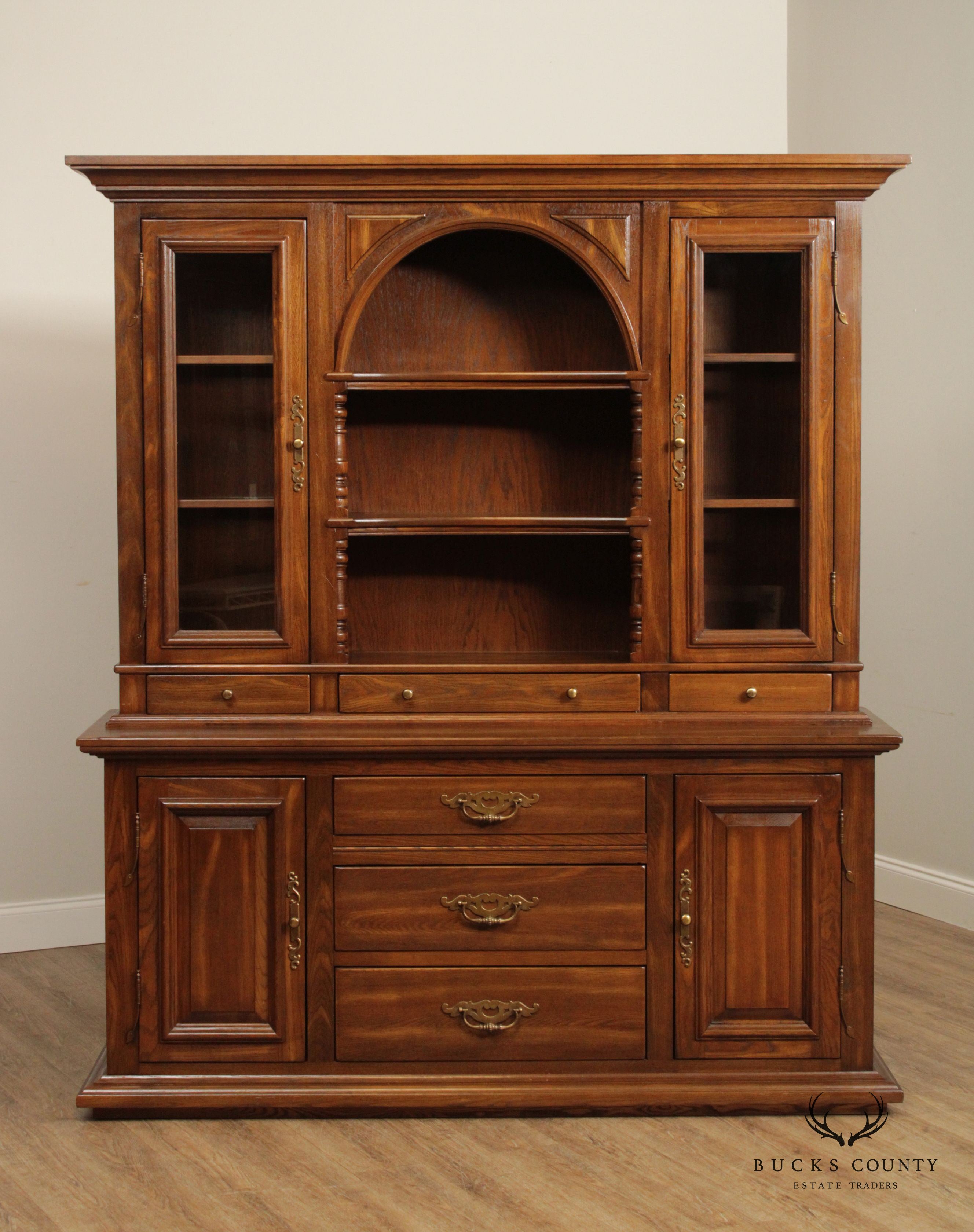 Heywood Wakefield Oak Georgian Style Illuminated Bookcase China Cabinet